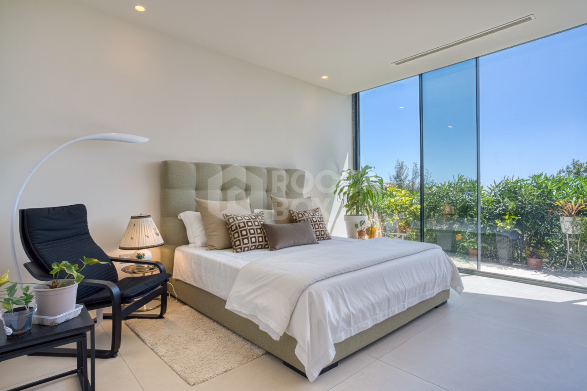 Outstanding, five bedroom Villa located in Altos de Los Monteros with panoramic sea views