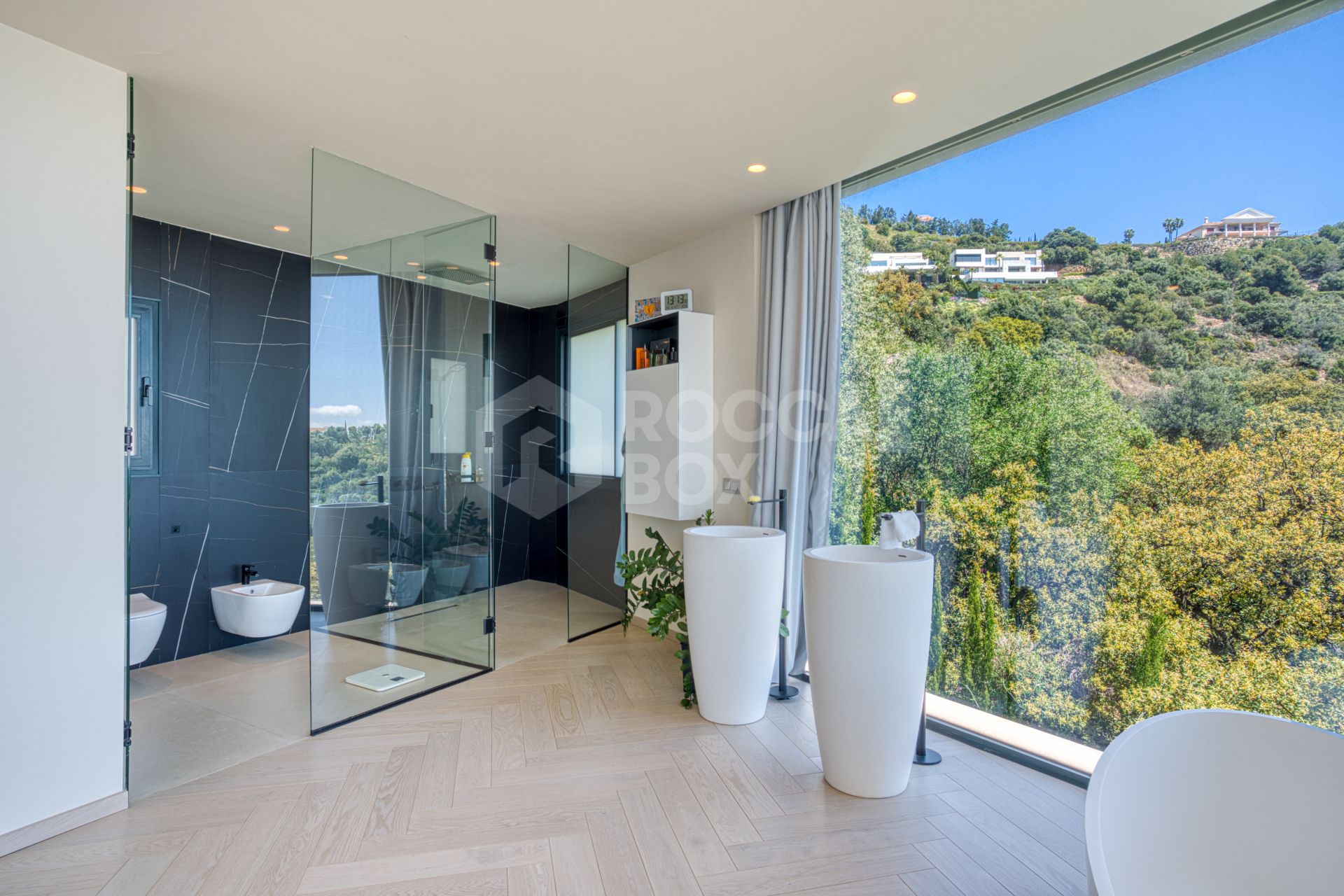 Outstanding, five bedroom Villa located in Altos de Los Monteros with panoramic sea views