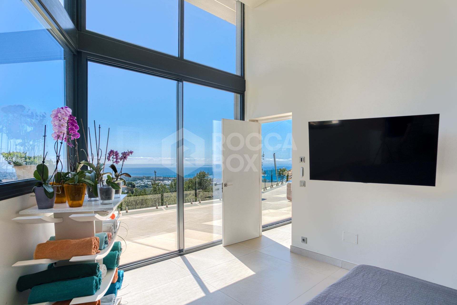 Outstanding, five bedroom Villa located in Altos de Los Monteros with panoramic sea views