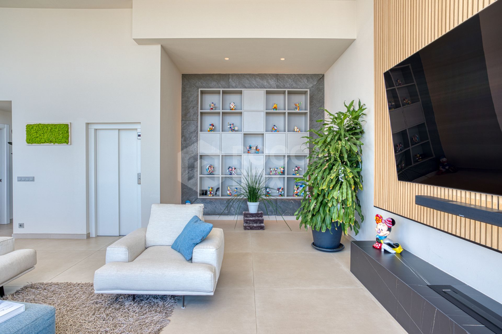 Outstanding, five bedroom Villa located in Altos de Los Monteros with panoramic sea views