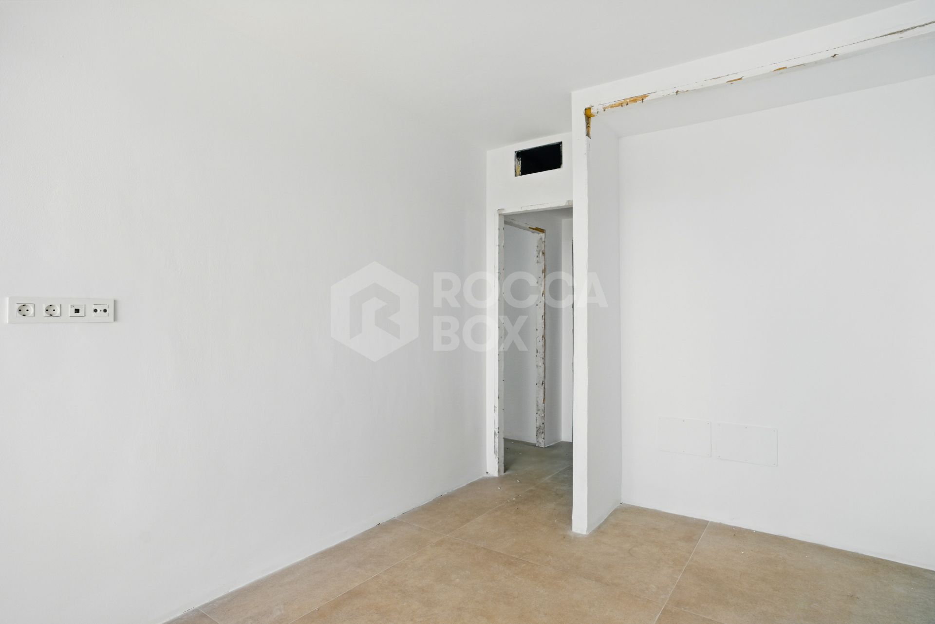 Beautifully reformed two bedroom apartment in the gated community of Jardines de Andalucía, Nueva Andalucia