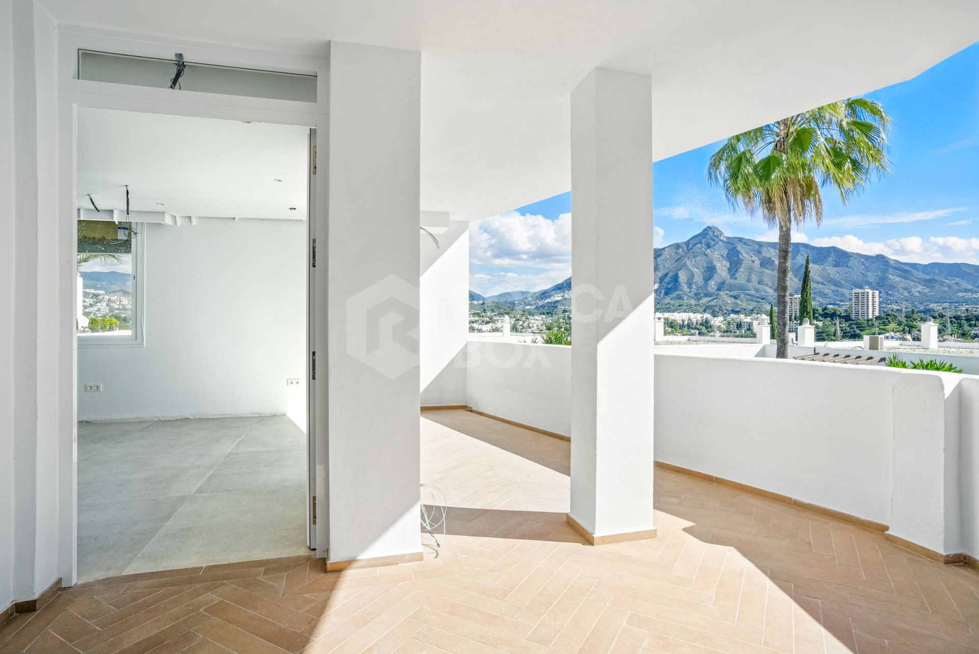 Beautifully reformed two bedroom apartment in the gated community of Jardines de Andalucía, Nueva Andalucia