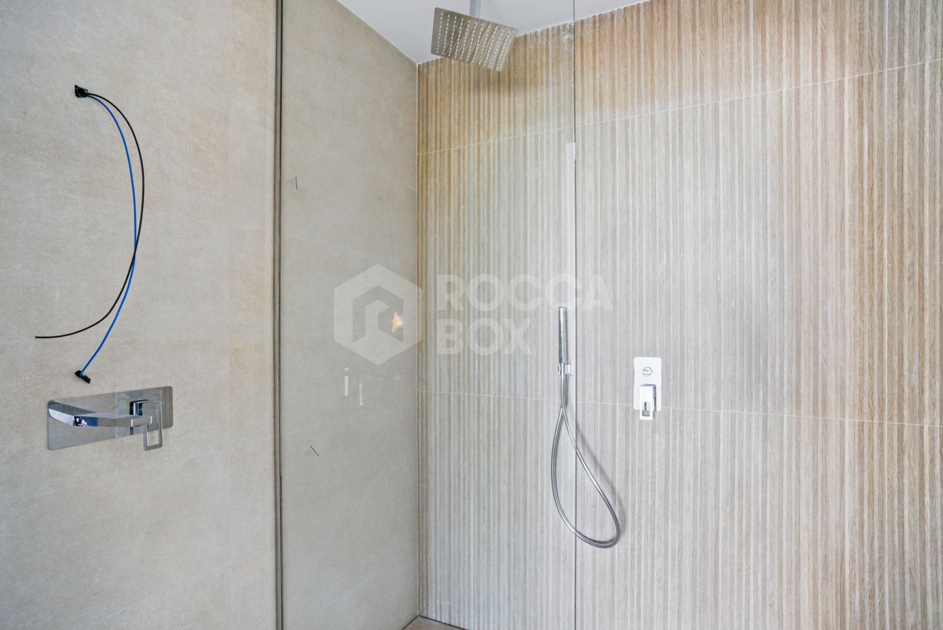 Beautifully reformed two bedroom apartment in the gated community of Jardines de Andalucía, Nueva Andalucia
