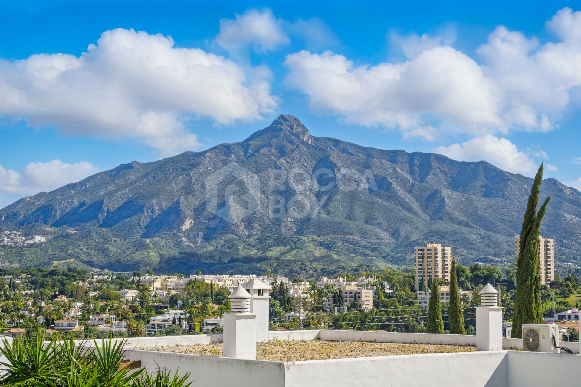 Beautifully reformed two bedroom apartment in the gated community of Jardines de Andalucía, Nueva Andalucia