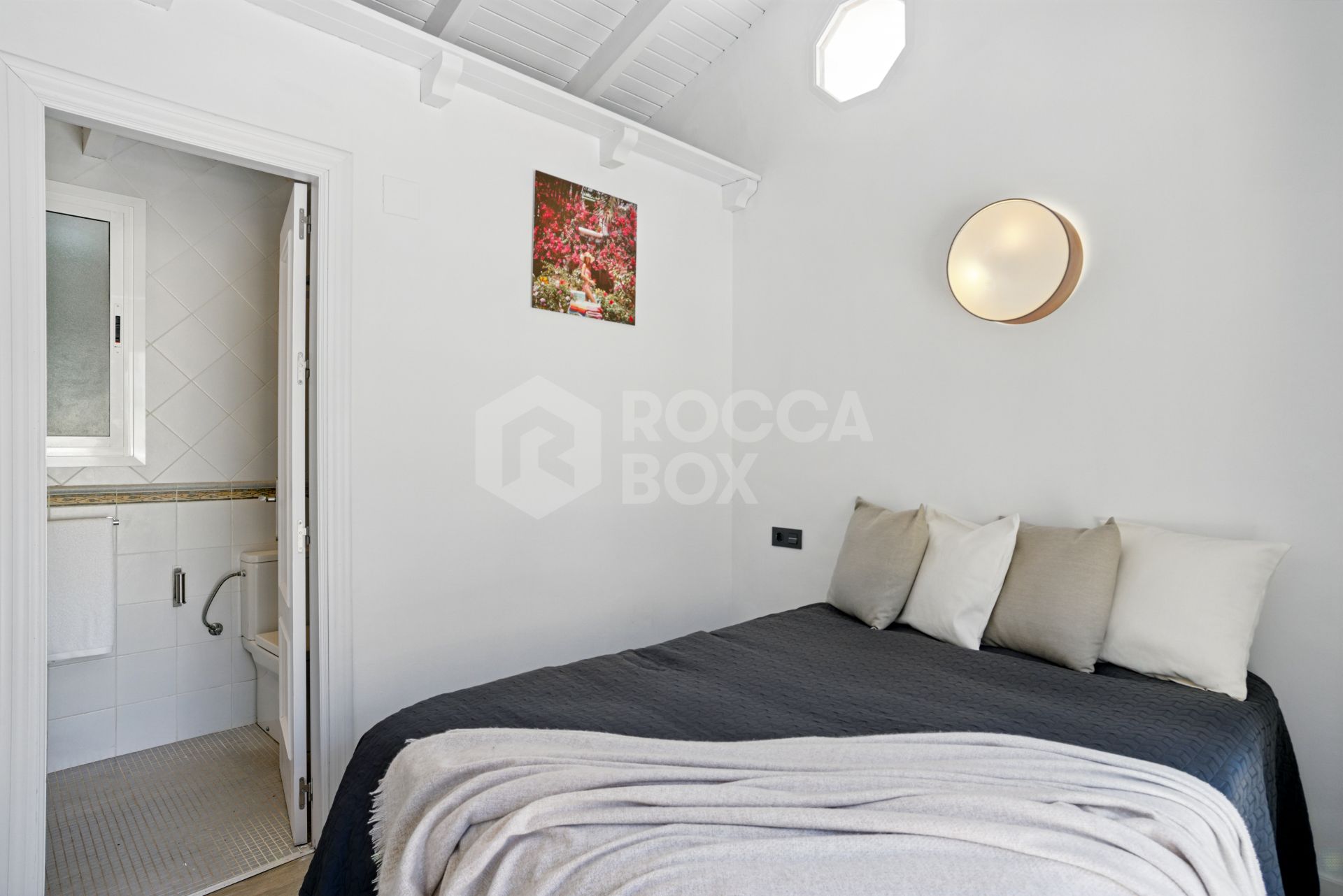 Modern, south facing six bedroom villa with sea views located in Nueva Andalucia, Marbella