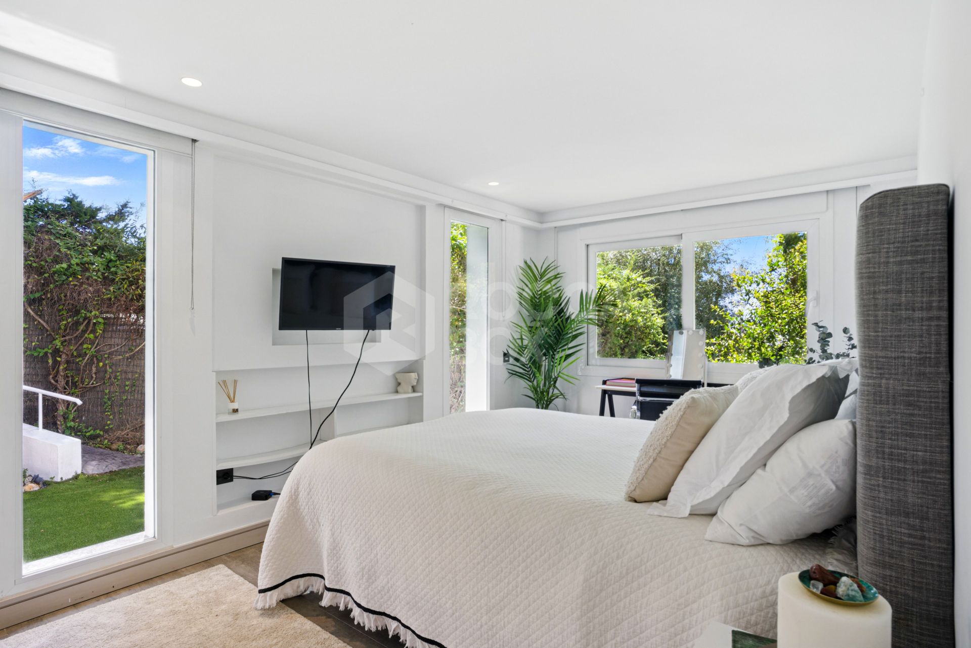Modern, south facing six bedroom villa with sea views located in Nueva Andalucia, Marbella