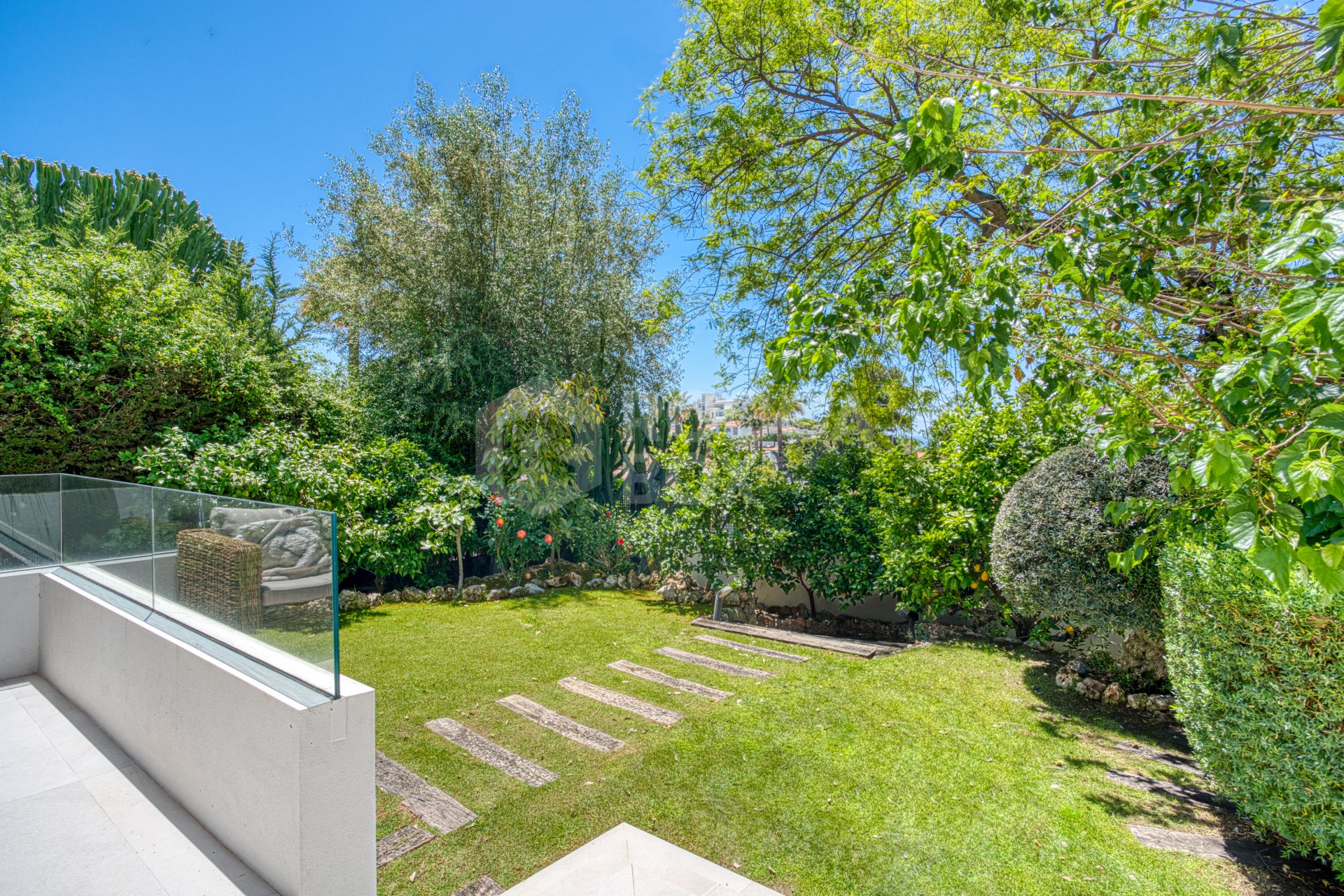 Modern, south facing six bedroom villa with sea views located in Nueva Andalucia, Marbella