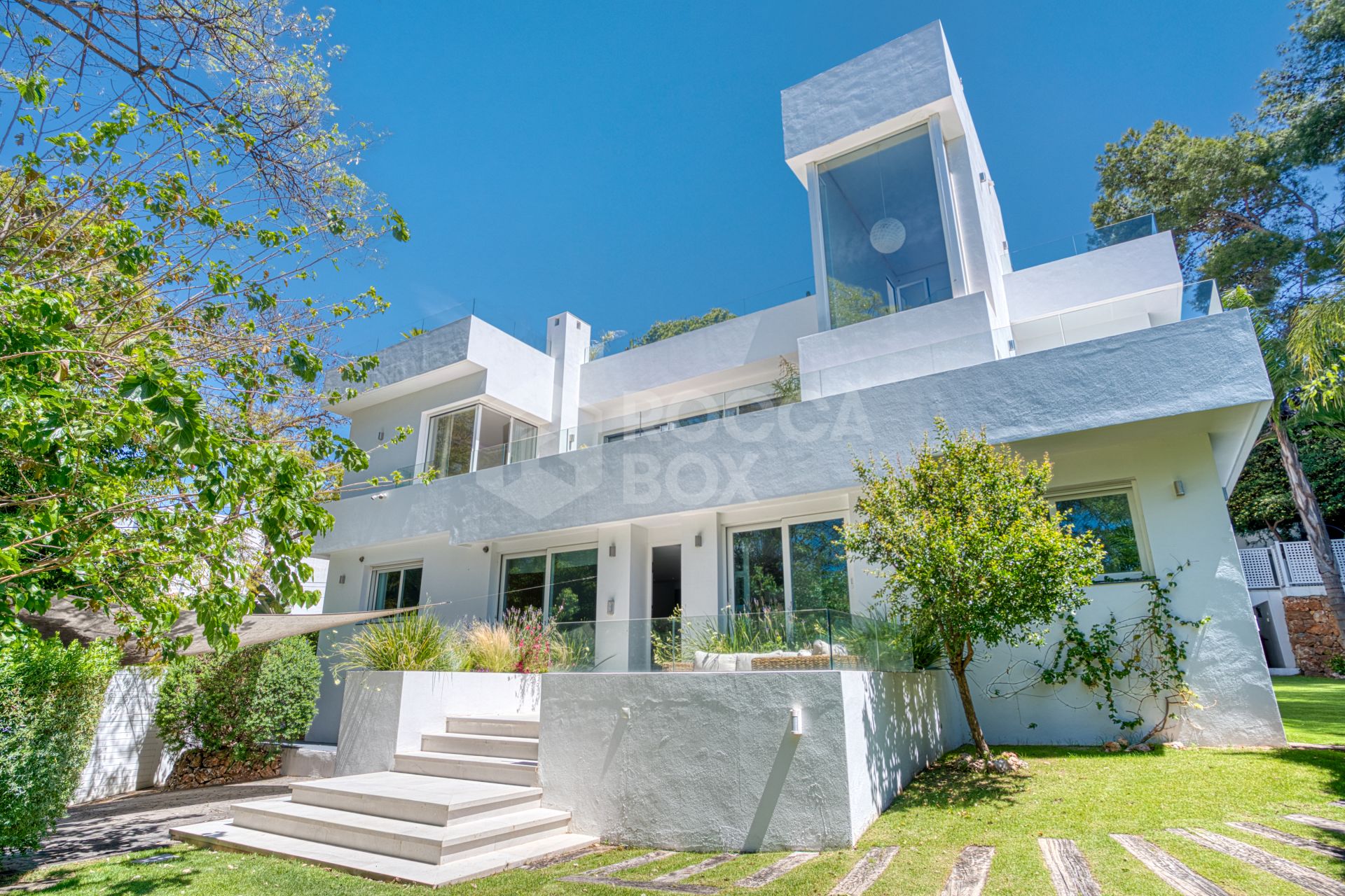 Modern, south facing six bedroom villa with sea views located in Nueva Andalucia, Marbella