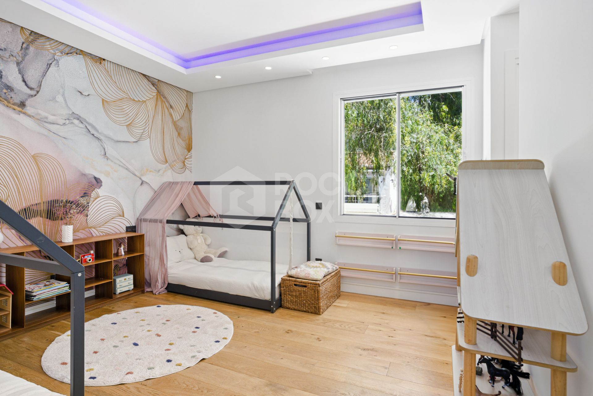 Modern, south facing six bedroom villa with sea views located in Nueva Andalucia, Marbella