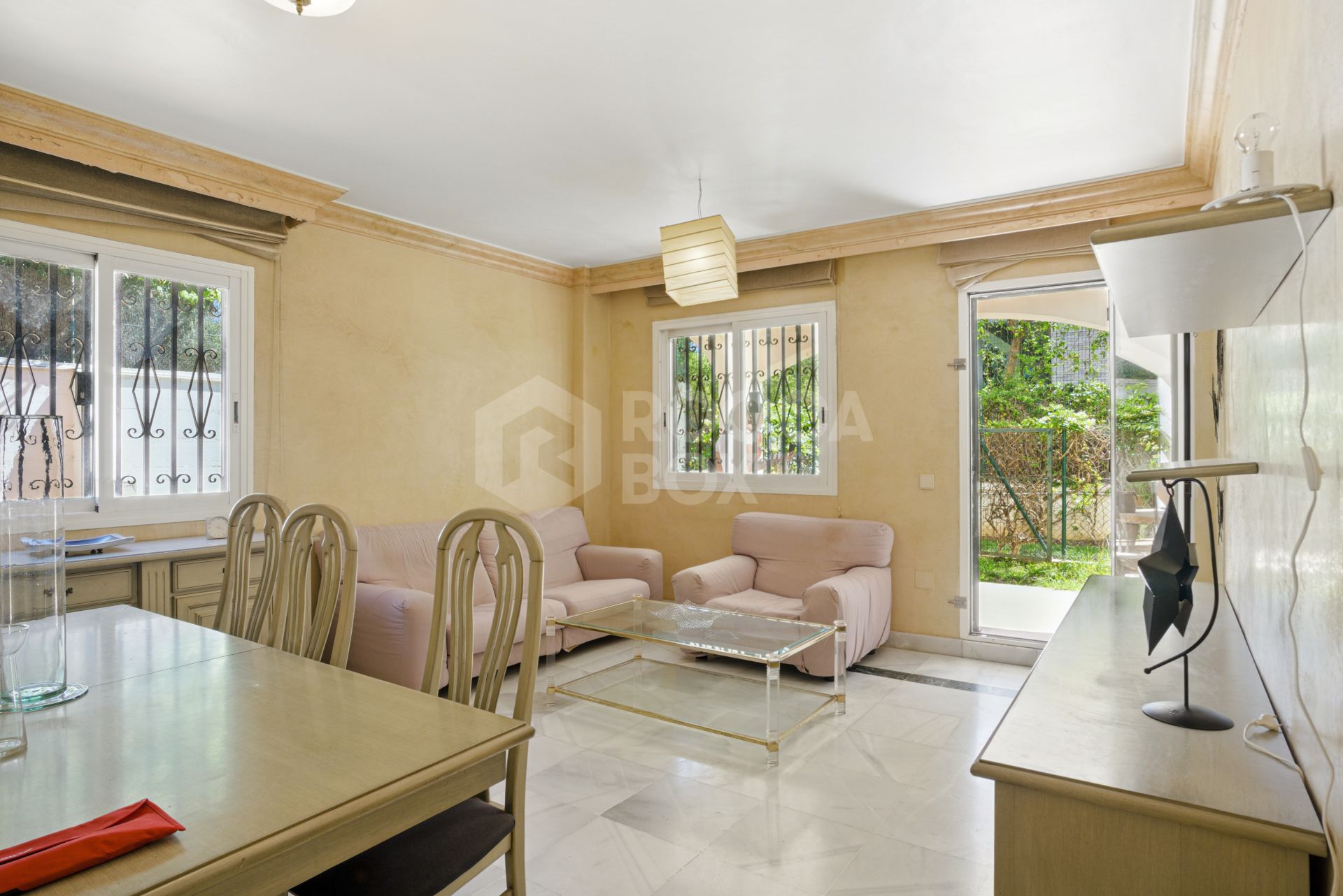 Charming three bedroom, ground floor apartment located in the sought-after community of Pinos de Nagüeles, in Marbella’s prestigious Golden Mile
