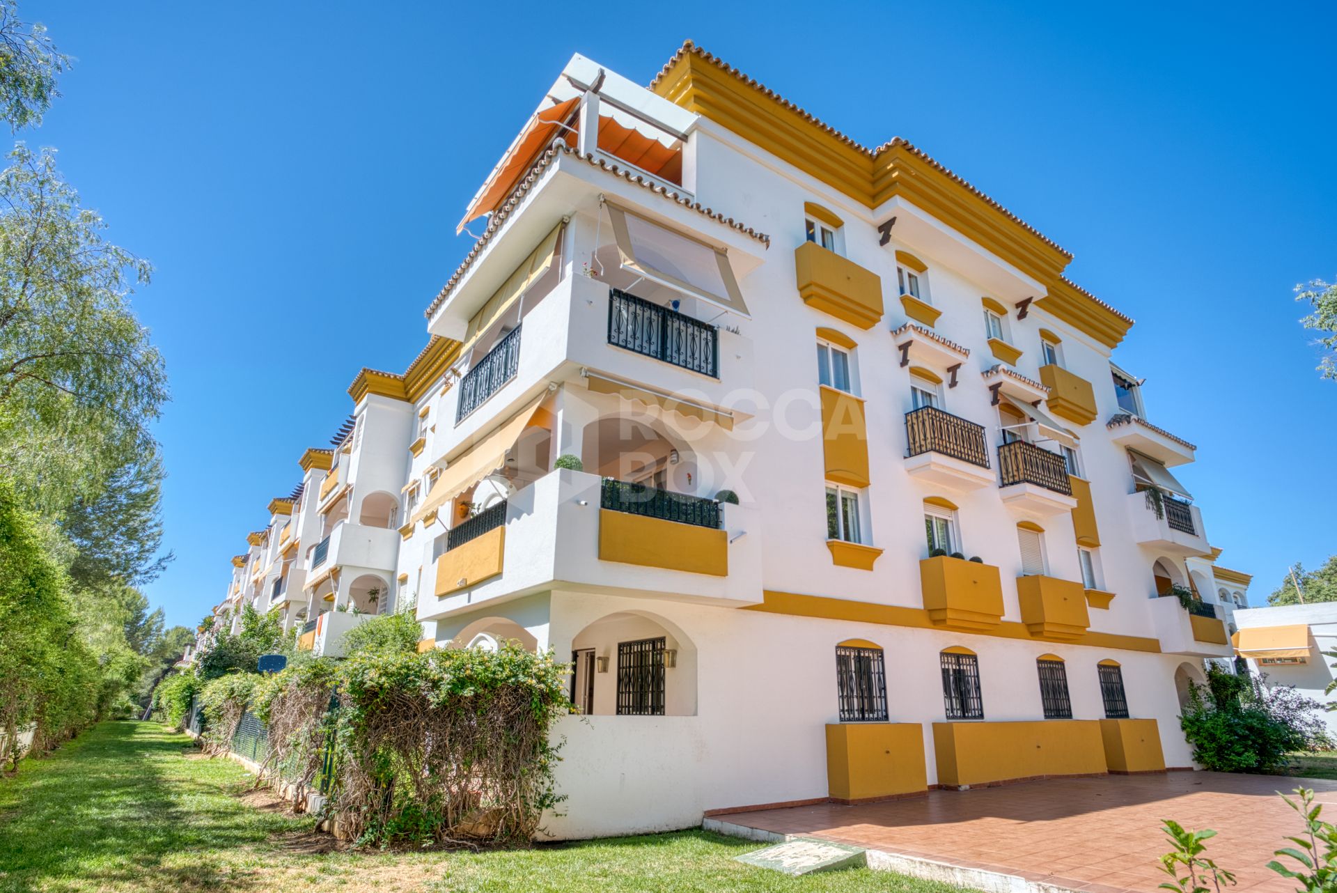 Charming three bedroom, ground floor apartment located in the sought-after community of Pinos de Nagüeles, in Marbella’s prestigious Golden Mile