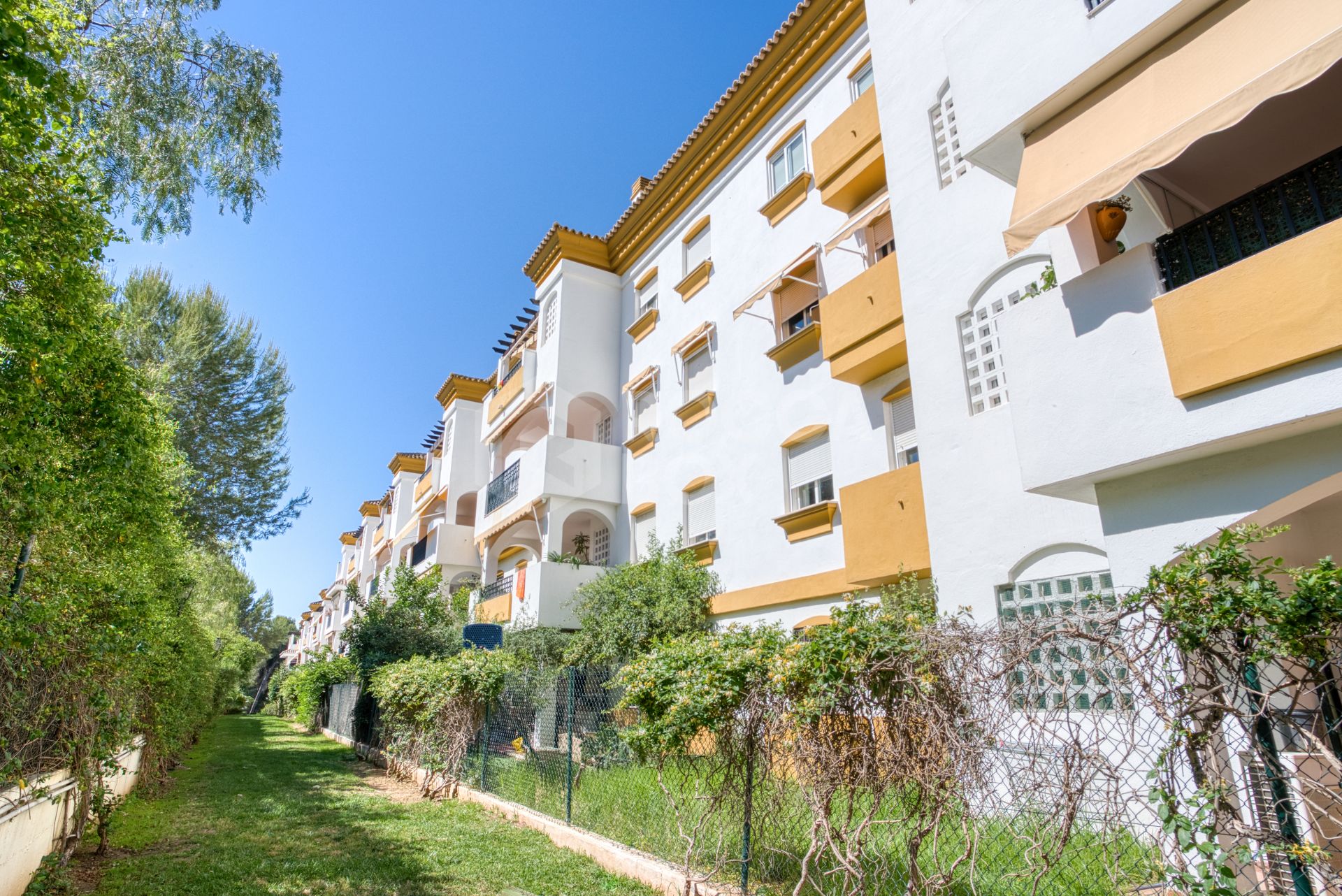 Charming three bedroom, ground floor apartment located in the sought-after community of Pinos de Nagüeles, in Marbella’s prestigious Golden Mile