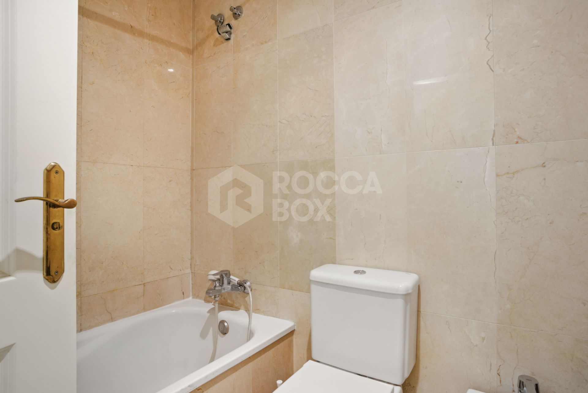 Charming three bedroom, ground floor apartment located in the sought-after community of Pinos de Nagüeles, in Marbella’s prestigious Golden Mile