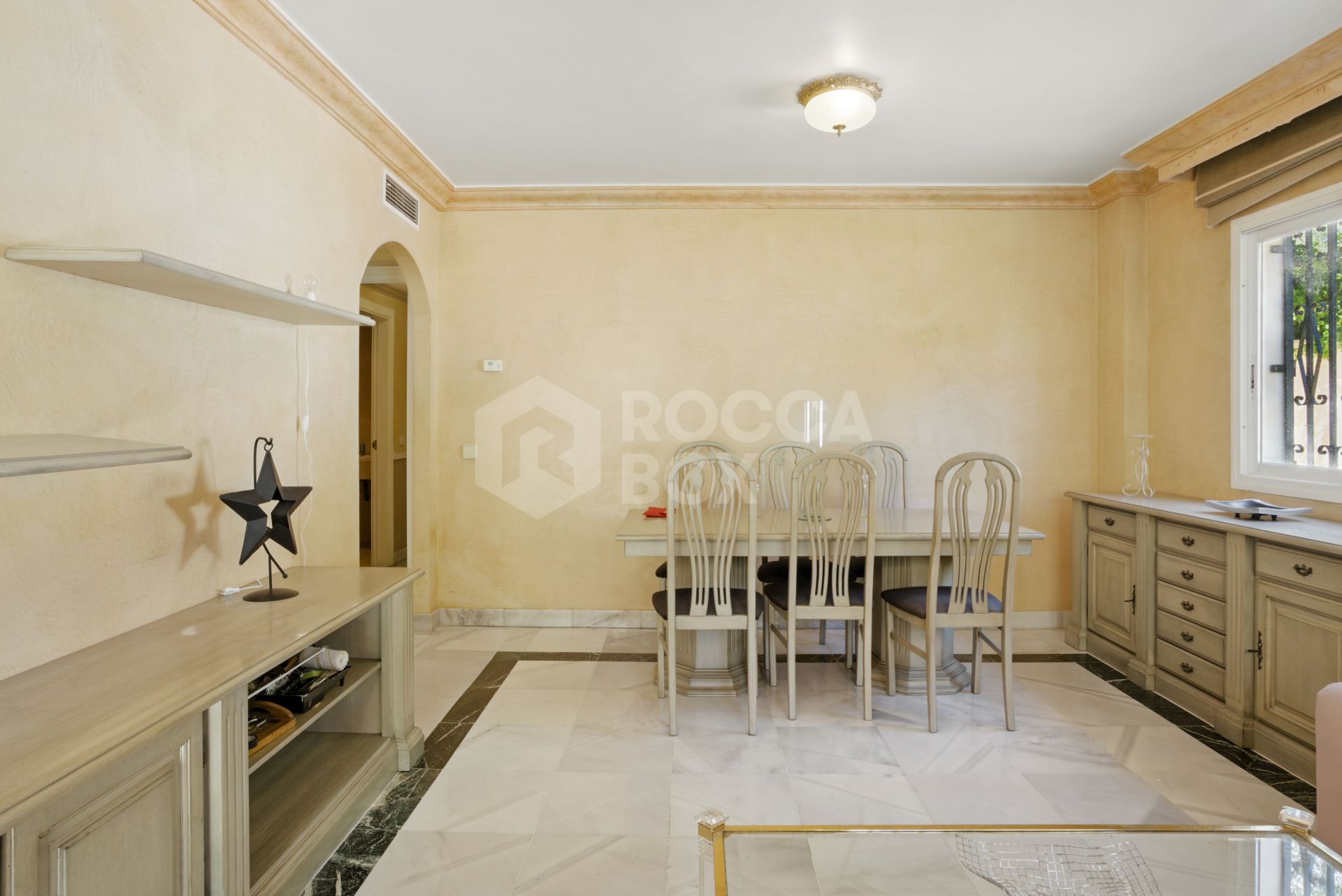 Charming three bedroom, ground floor apartment located in the sought-after community of Pinos de Nagüeles, in Marbella’s prestigious Golden Mile