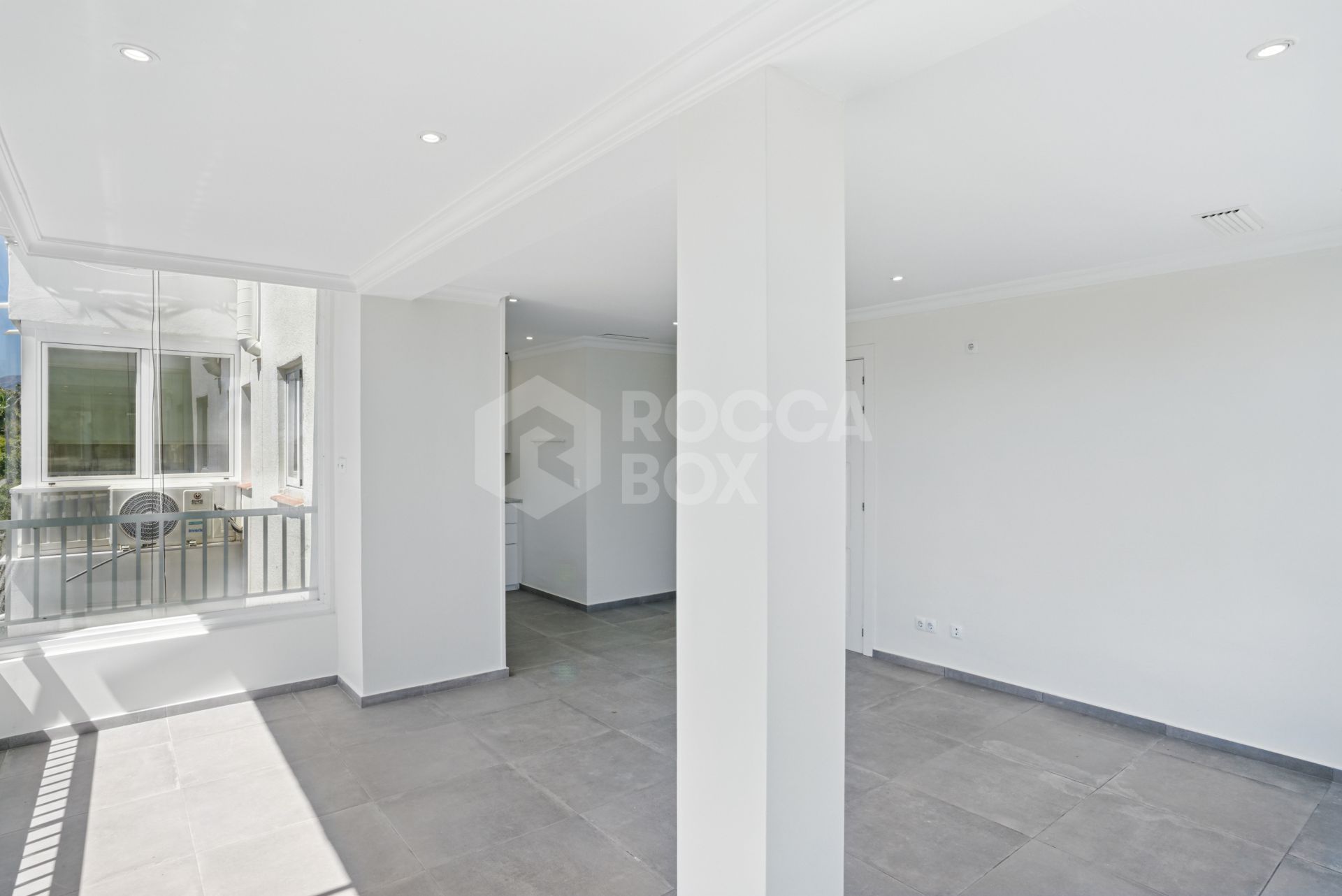 Fully renovated, south-facing one-bedroom apartment in Río Verde, on Marbella’s prestigious Golden Mile.