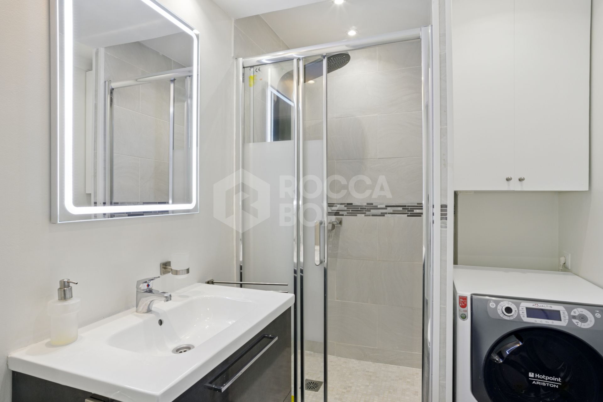 Fully renovated, south-facing one-bedroom apartment in Río Verde, on Marbella’s prestigious Golden Mile.