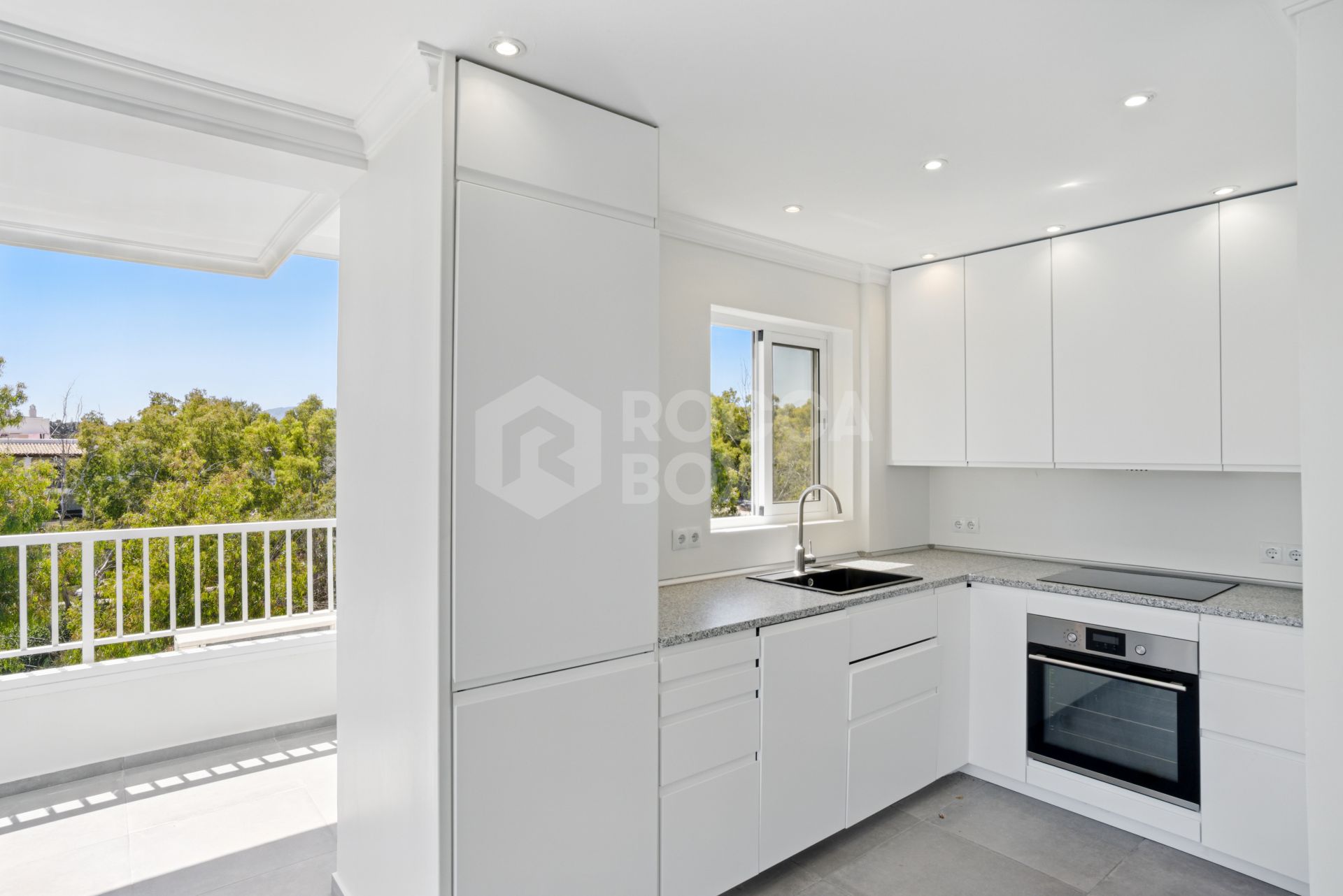 Fully renovated, south-facing one-bedroom apartment in Río Verde, on Marbella’s prestigious Golden Mile.