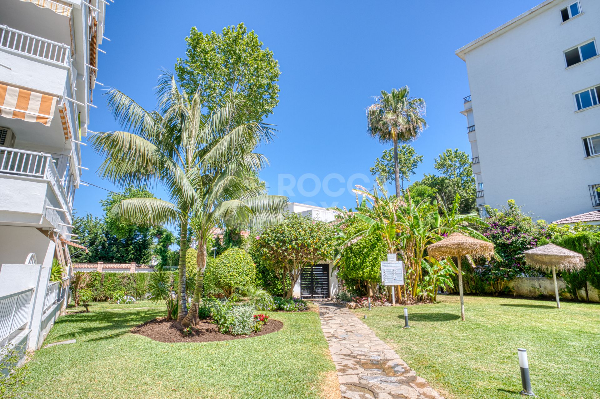 Fully renovated, south-facing one-bedroom apartment in Río Verde, on Marbella’s prestigious Golden Mile.