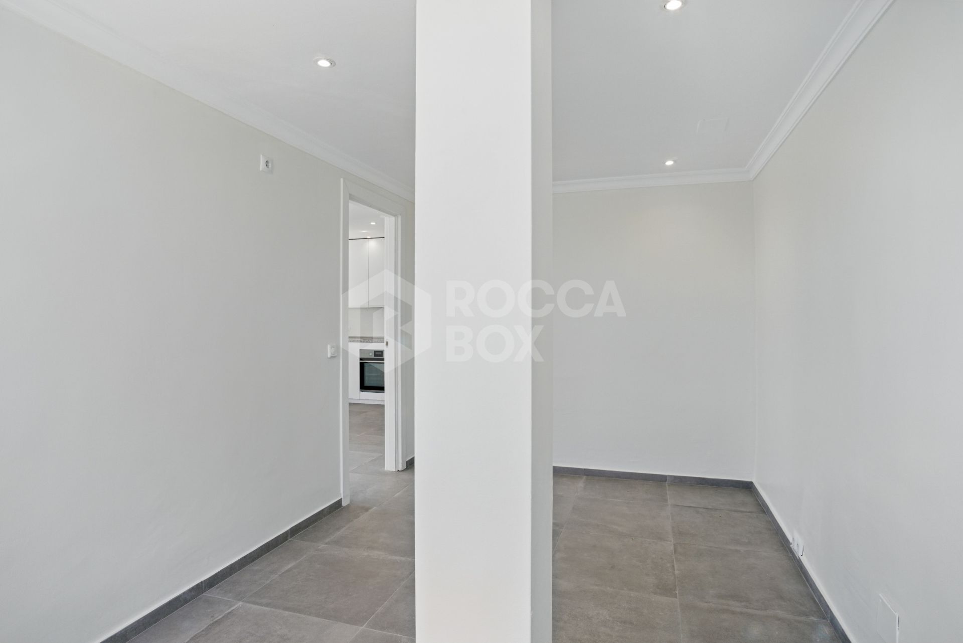 Fully renovated, south-facing one-bedroom apartment in Río Verde, on Marbella’s prestigious Golden Mile.