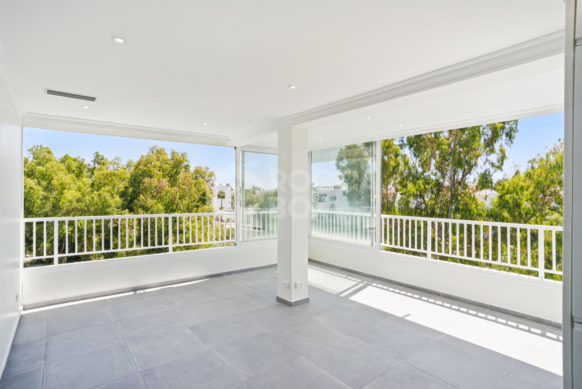 Fully renovated, south-facing one-bedroom apartment in Río Verde, on Marbella’s prestigious Golden Mile.