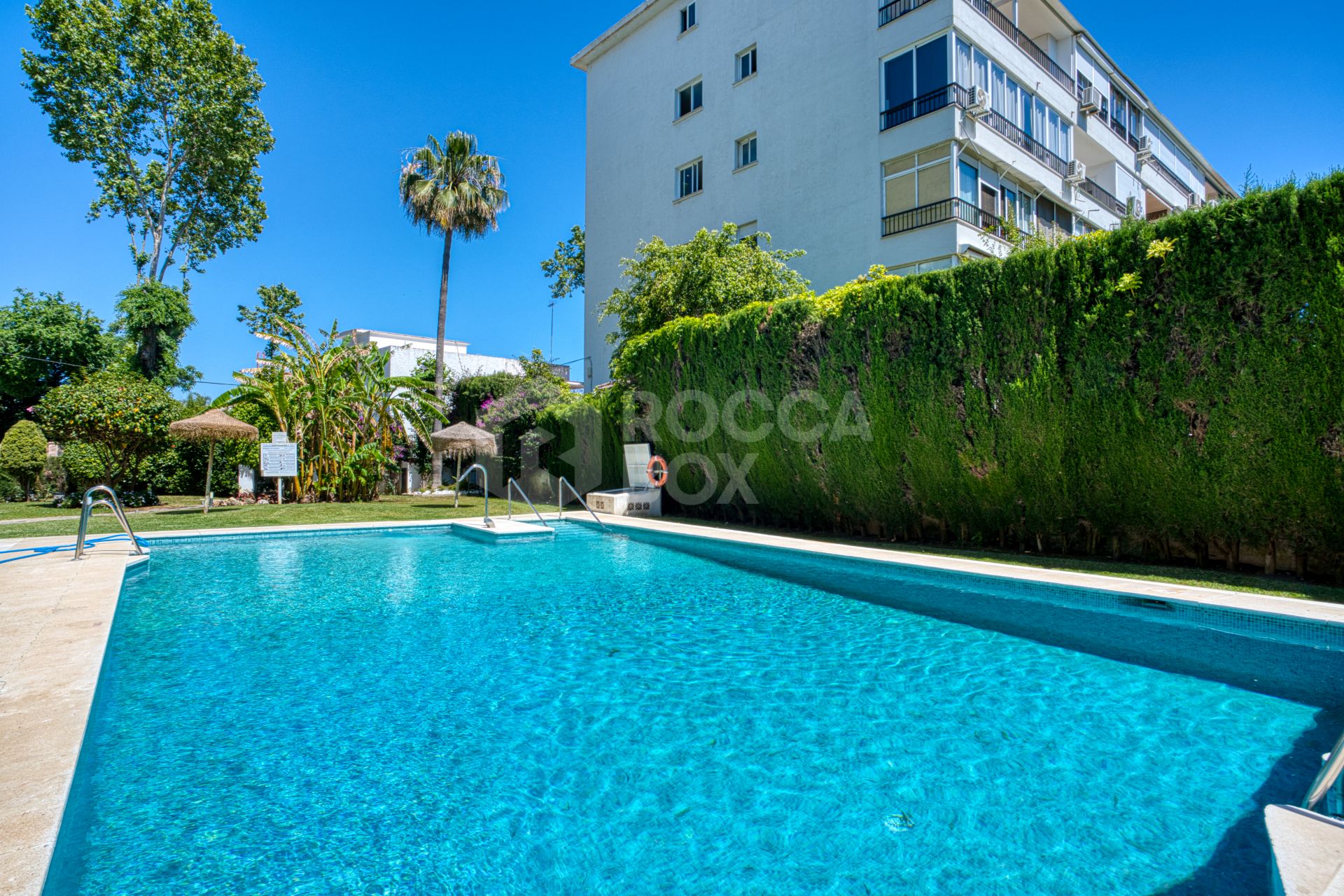 Fully renovated, south-facing one-bedroom apartment in Río Verde, on Marbella’s prestigious Golden Mile.