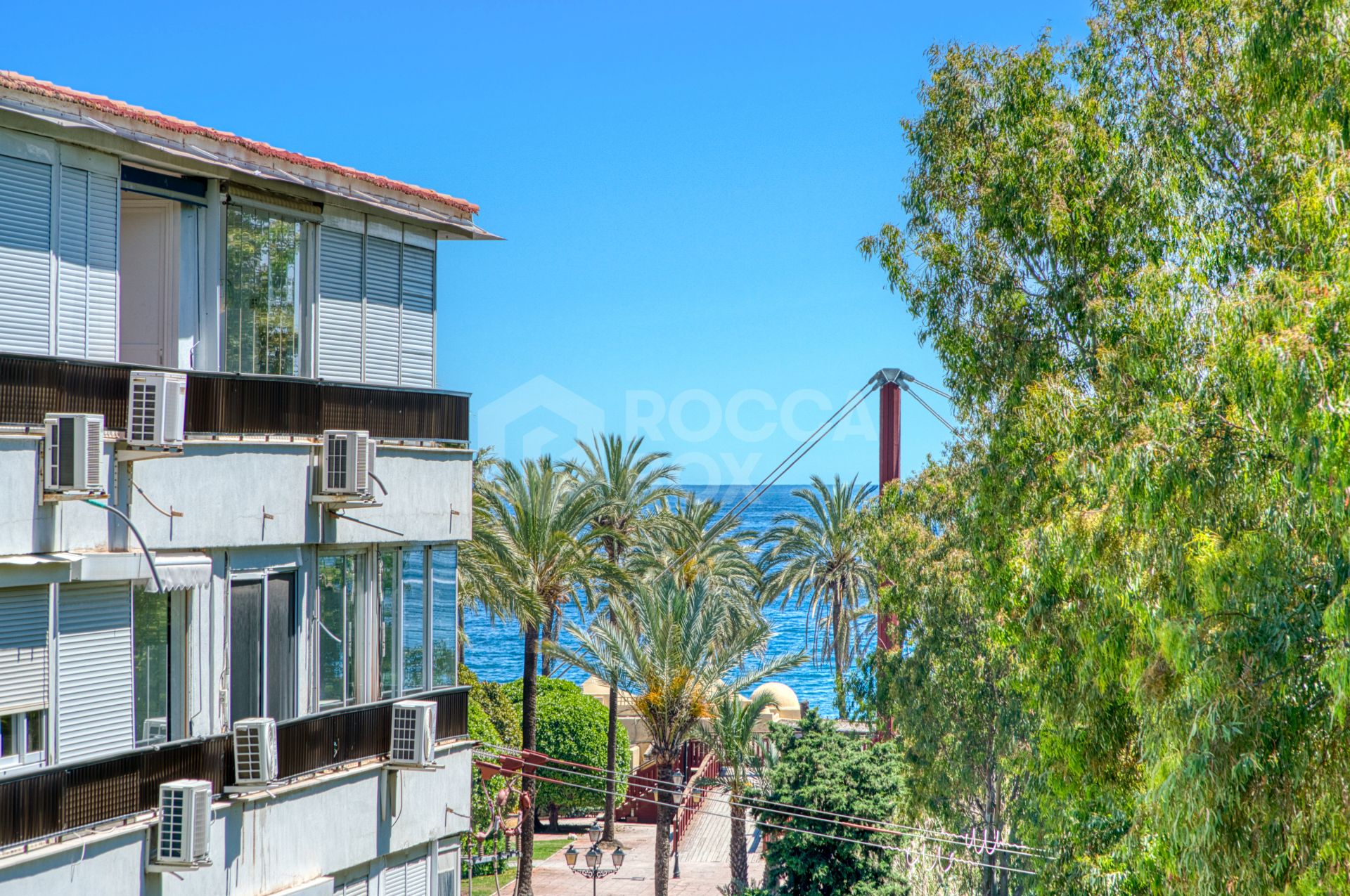 Fully renovated, south-facing one-bedroom apartment in Río Verde, on Marbella’s prestigious Golden Mile.
