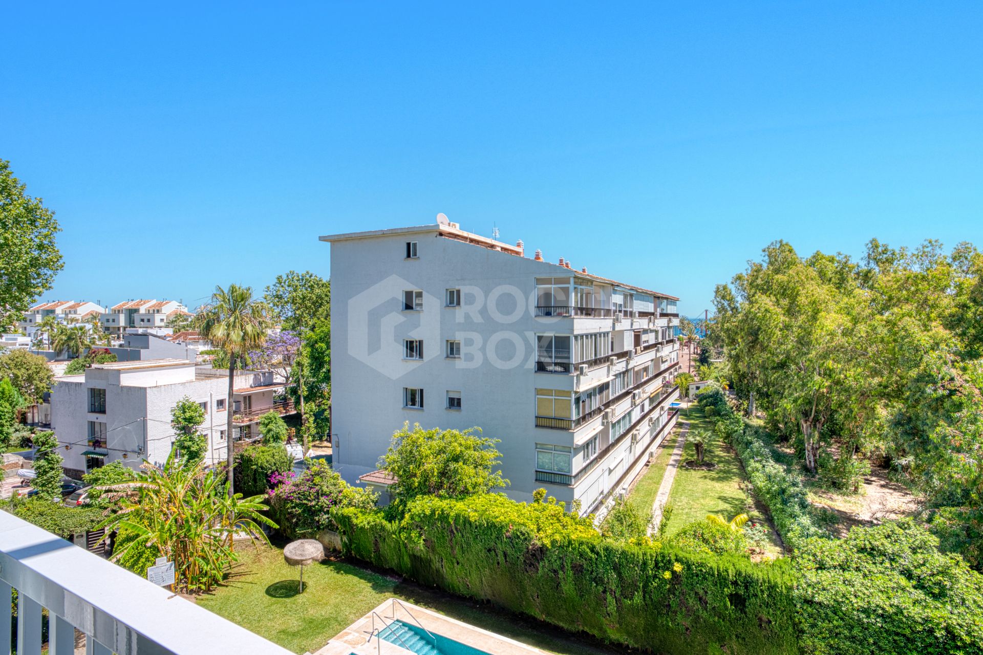 Fully renovated, south-facing one-bedroom apartment in Río Verde, on Marbella’s prestigious Golden Mile.