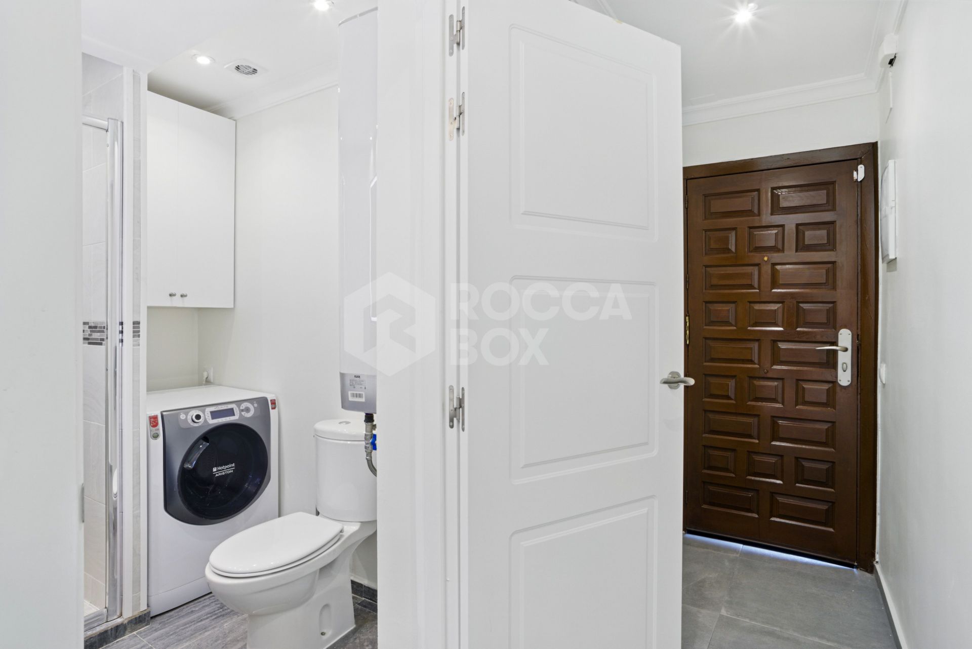 Fully renovated, south-facing one-bedroom apartment in Río Verde, on Marbella’s prestigious Golden Mile.