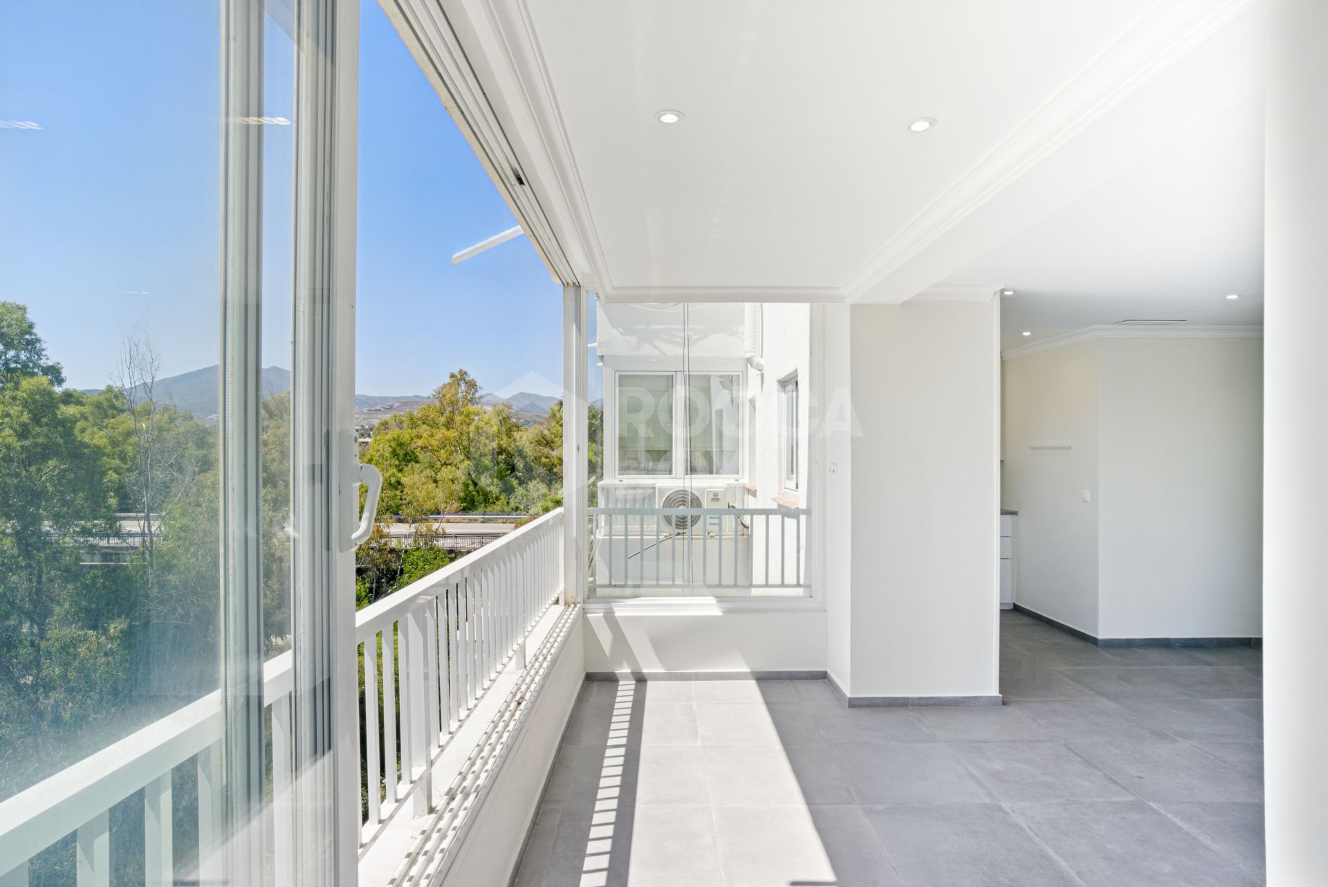 Fully renovated, south-facing one-bedroom apartment in Río Verde, on Marbella’s prestigious Golden Mile.