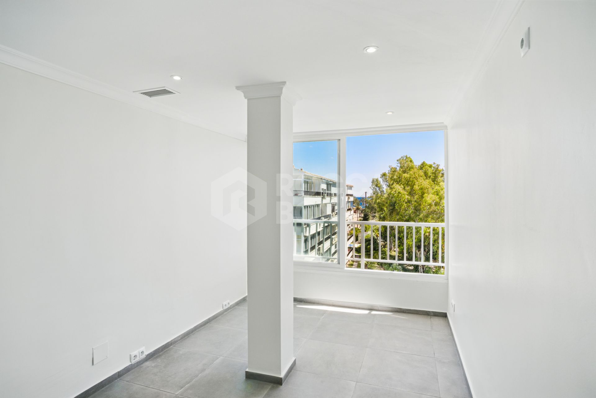 Fully renovated, south-facing one-bedroom apartment in Río Verde, on Marbella’s prestigious Golden Mile.