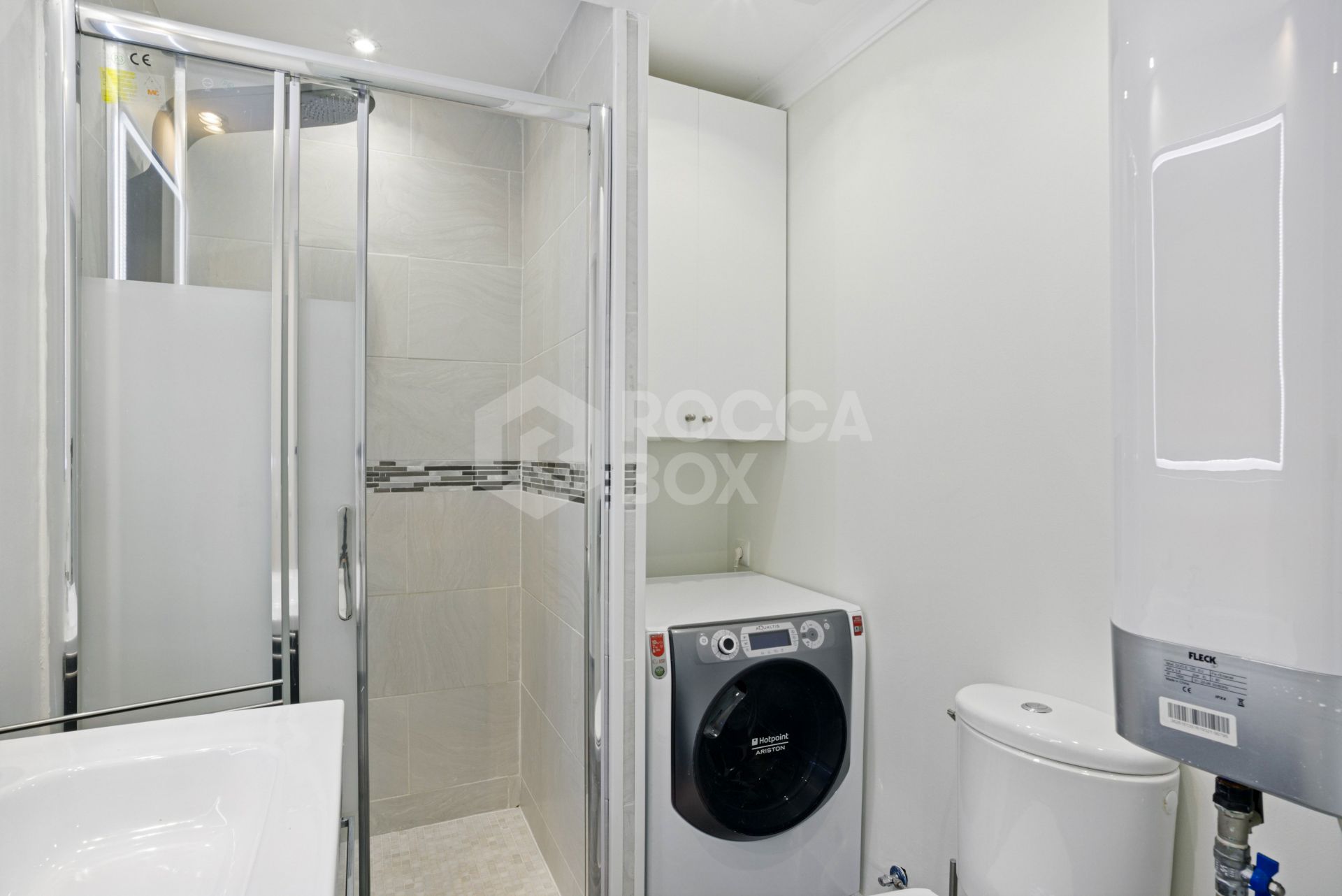 Fully renovated, south-facing one-bedroom apartment in Río Verde, on Marbella’s prestigious Golden Mile.