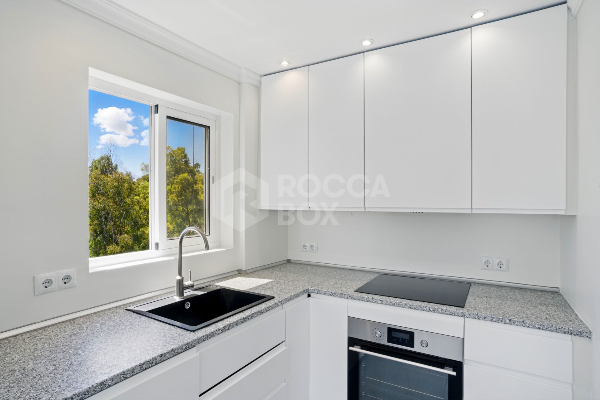 Fully renovated, south-facing one-bedroom apartment in Río Verde, on Marbella’s prestigious Golden Mile.