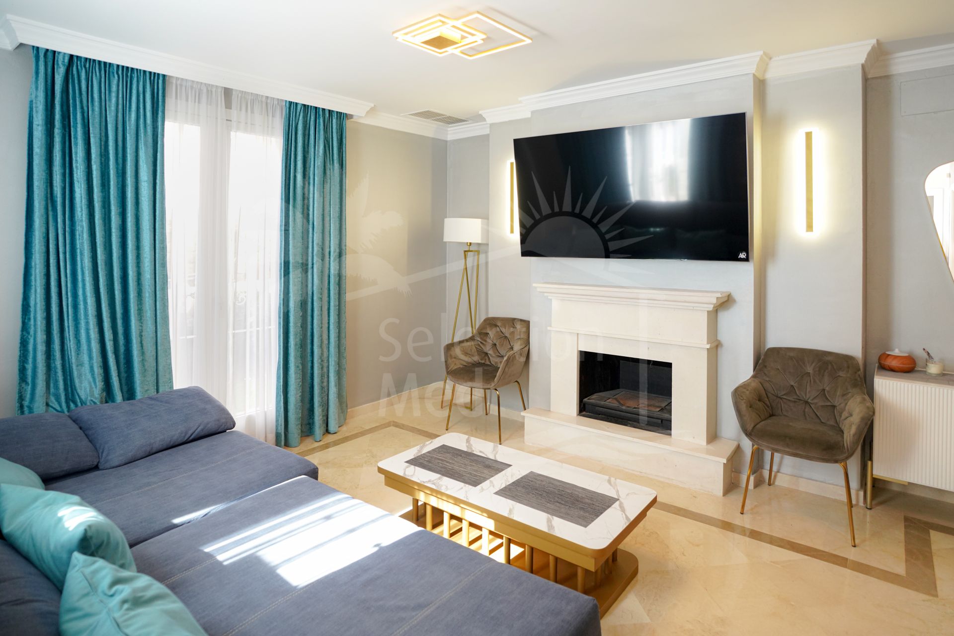 Élégante deux chambres, au sud-ouest face maison de ville situé dans une communauté fermée exclusive de Nueva Andalucia, Marbella