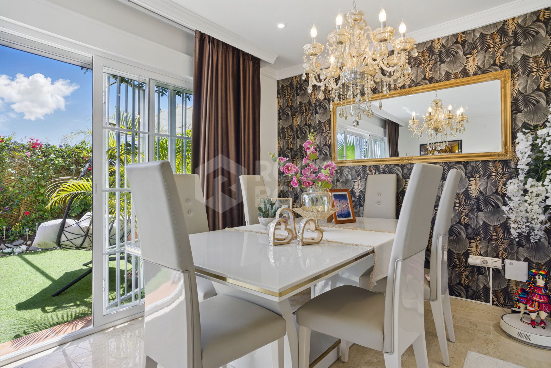 Four bedroom beautifully reformed south facing townhouse in a gated residential community in Calahonda