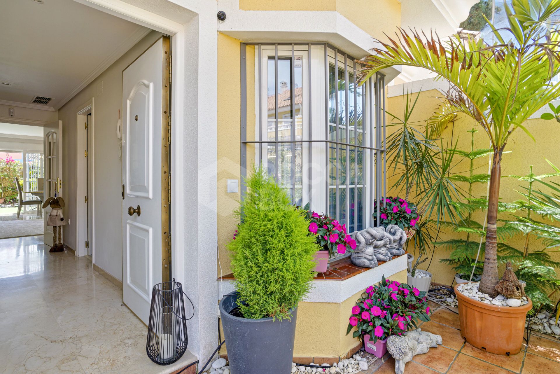 Four bedroom beautifully reformed south facing townhouse in a gated residential community in Calahonda
