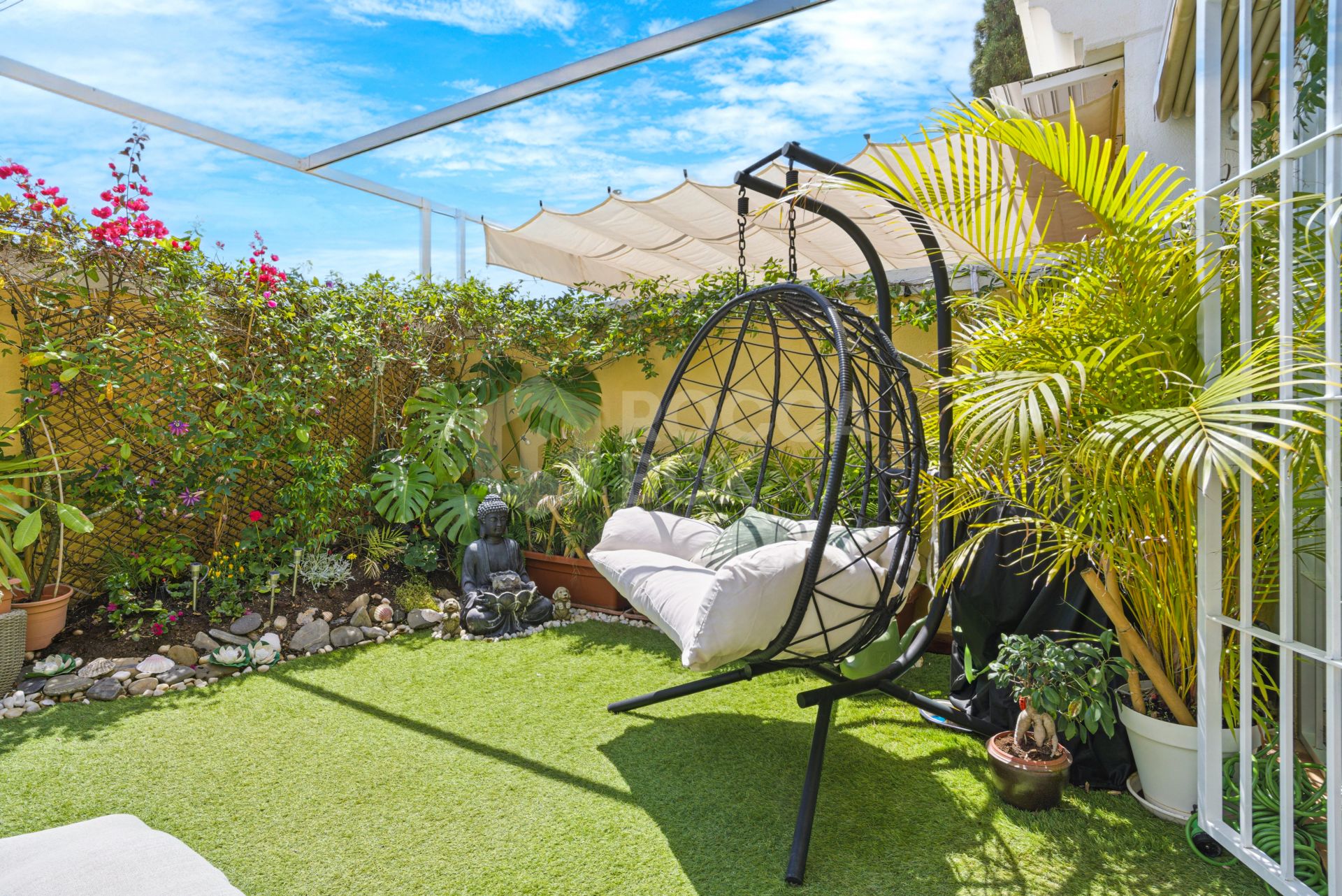 Four bedroom beautifully reformed south facing townhouse in a gated residential community in Calahonda