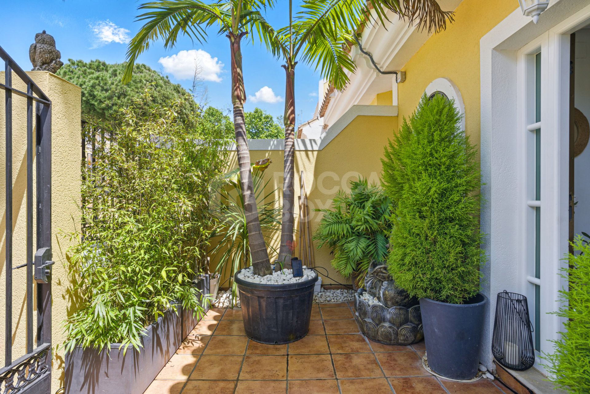 Four bedroom beautifully reformed south facing townhouse in a gated residential community in Calahonda