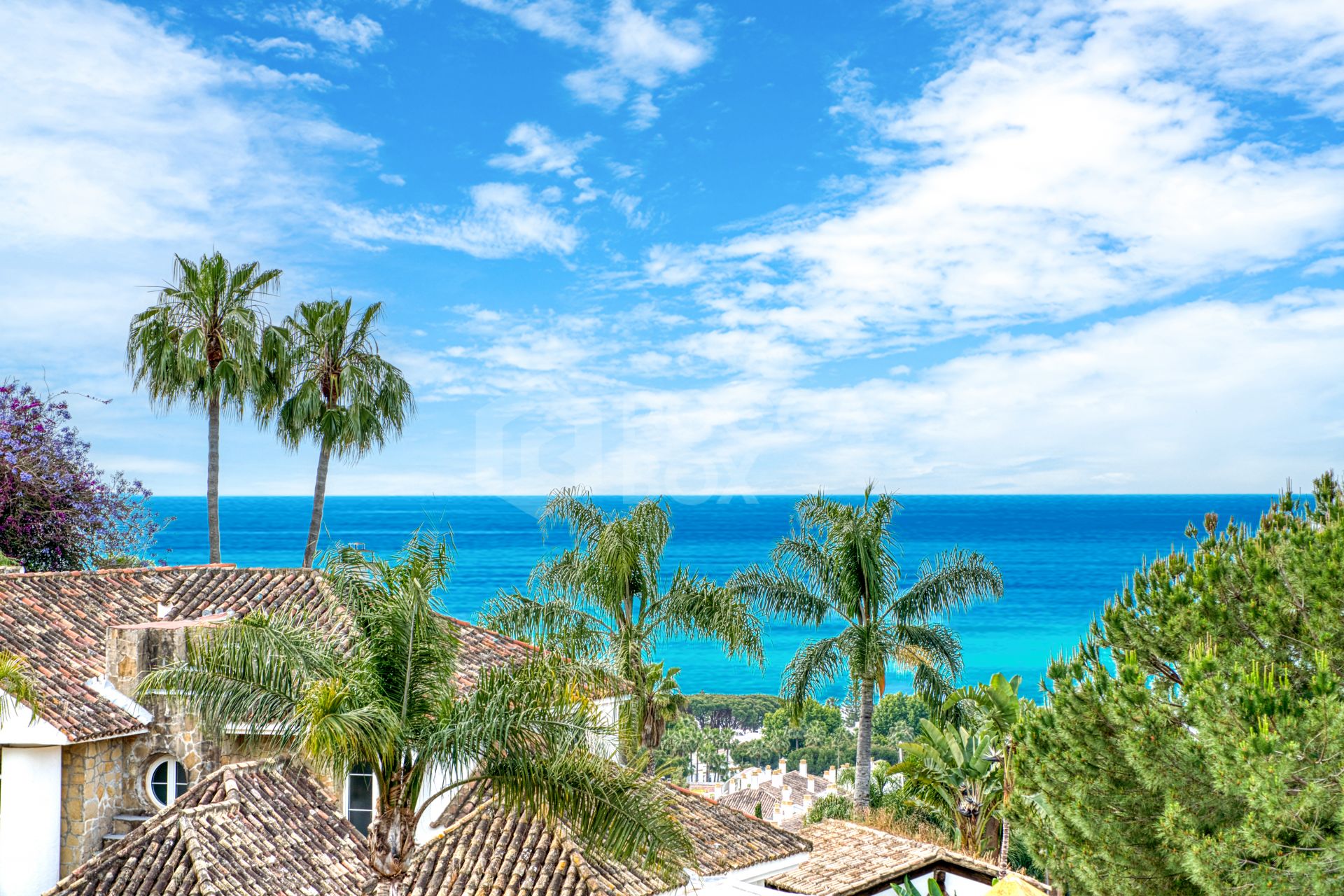 Charming three bedroom apartment located in the sought-after community of Pinos de Nagüeles, in Marbella’s prestigious Golden Mile with sea views