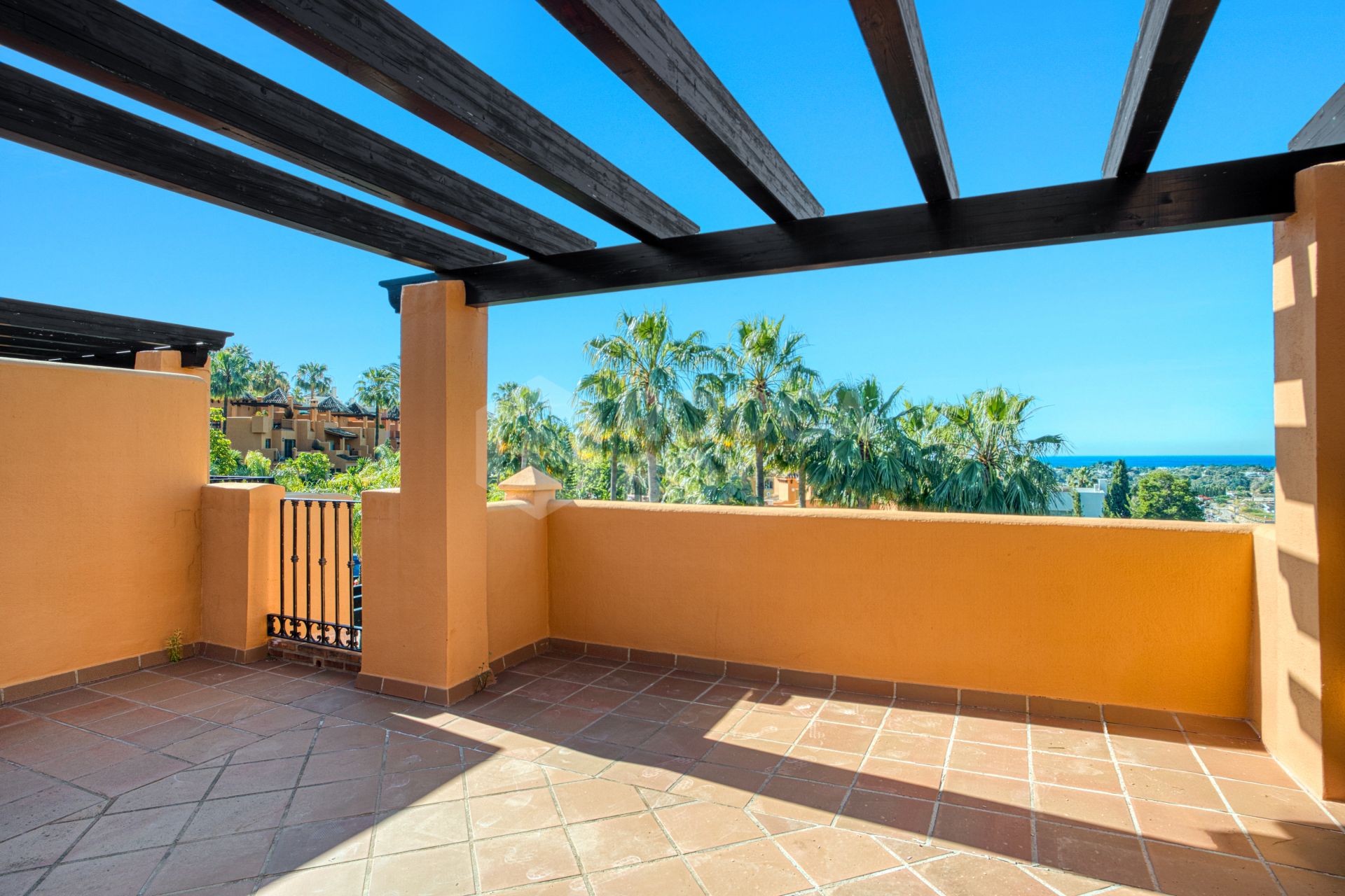 Superb three bedroom, south facing townhouse in Paraiso Bellevue, in El Paraiso on the New Golden Mile