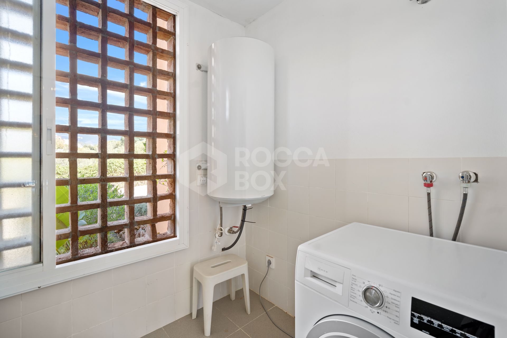 Superb three bedroom, south facing townhouse in Paraiso Bellevue, in El Paraiso on the New Golden Mile