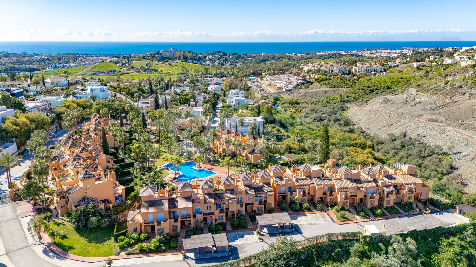 Superb three bedroom, south facing townhouse in Paraiso Bellevue, in El Paraiso on the New Golden Mile