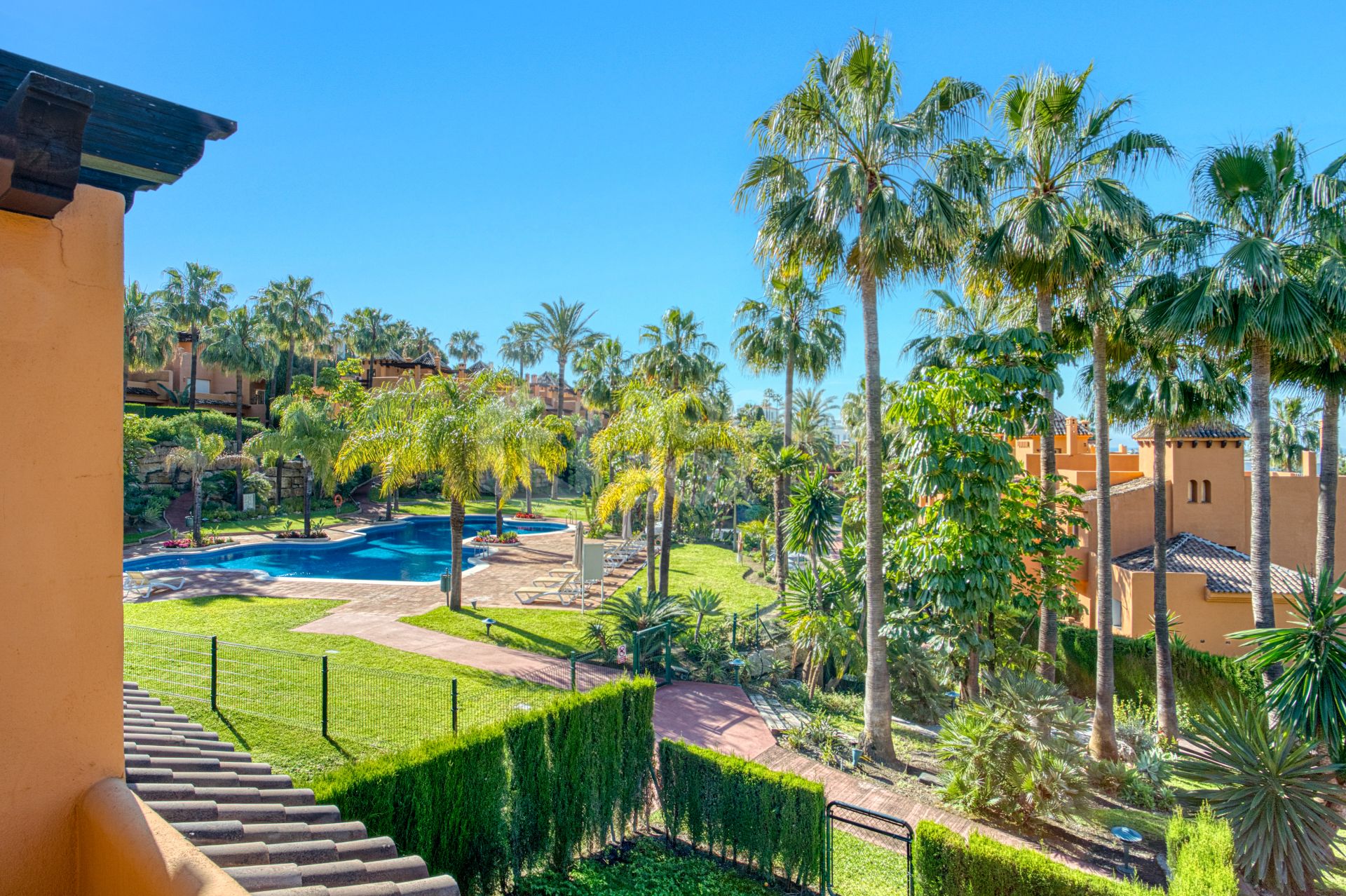 Superb three bedroom, south facing townhouse in Paraiso Bellevue, in El Paraiso on the New Golden Mile