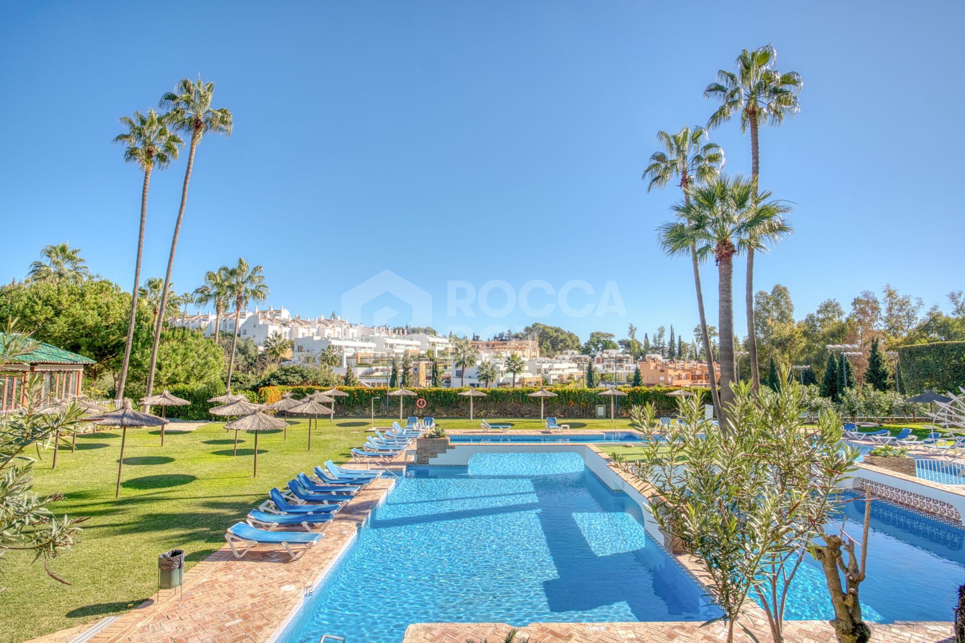 Lovely two bedroom ground floor apartment in the exceptional gated community of Señorio de Marbella, on Marbella´s Golden Mile