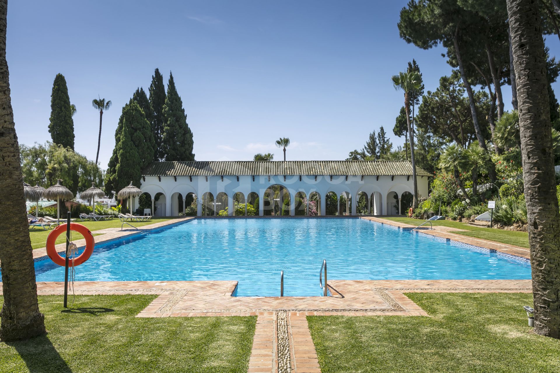 Lovely two bedroom ground floor apartment in the exceptional gated community of Señorio de Marbella, on Marbella´s Golden Mile