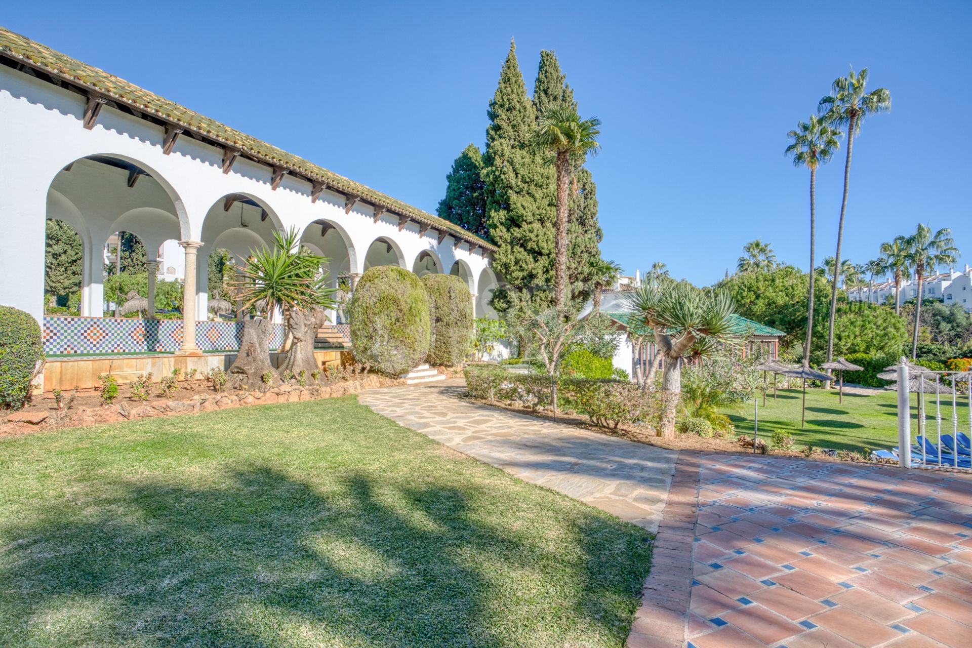 Lovely two bedroom ground floor apartment in the exceptional gated community of Señorio de Marbella, on Marbella´s Golden Mile