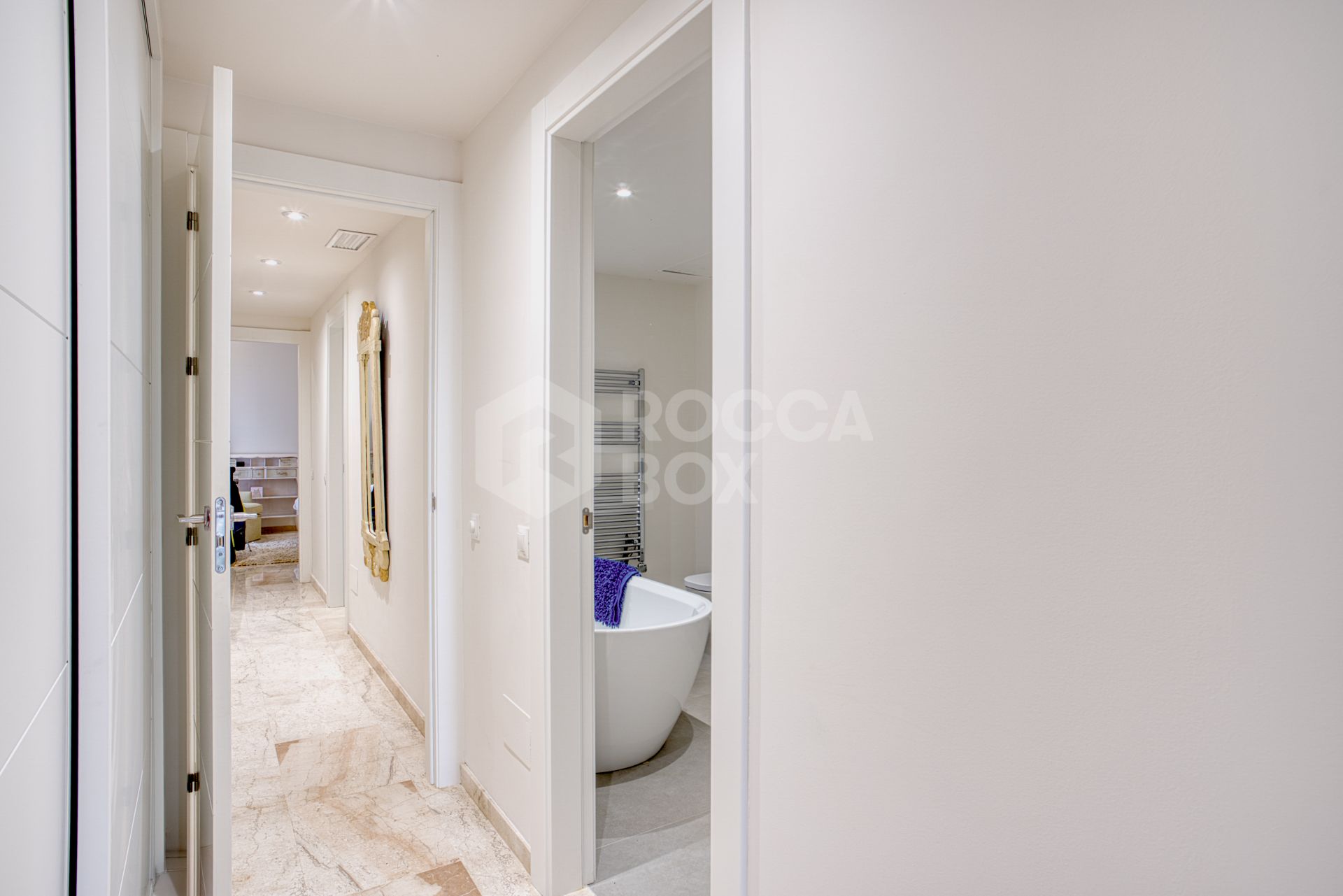 Lovely two bedroom ground floor apartment in the exceptional gated community of Señorio de Marbella, on Marbella´s Golden Mile
