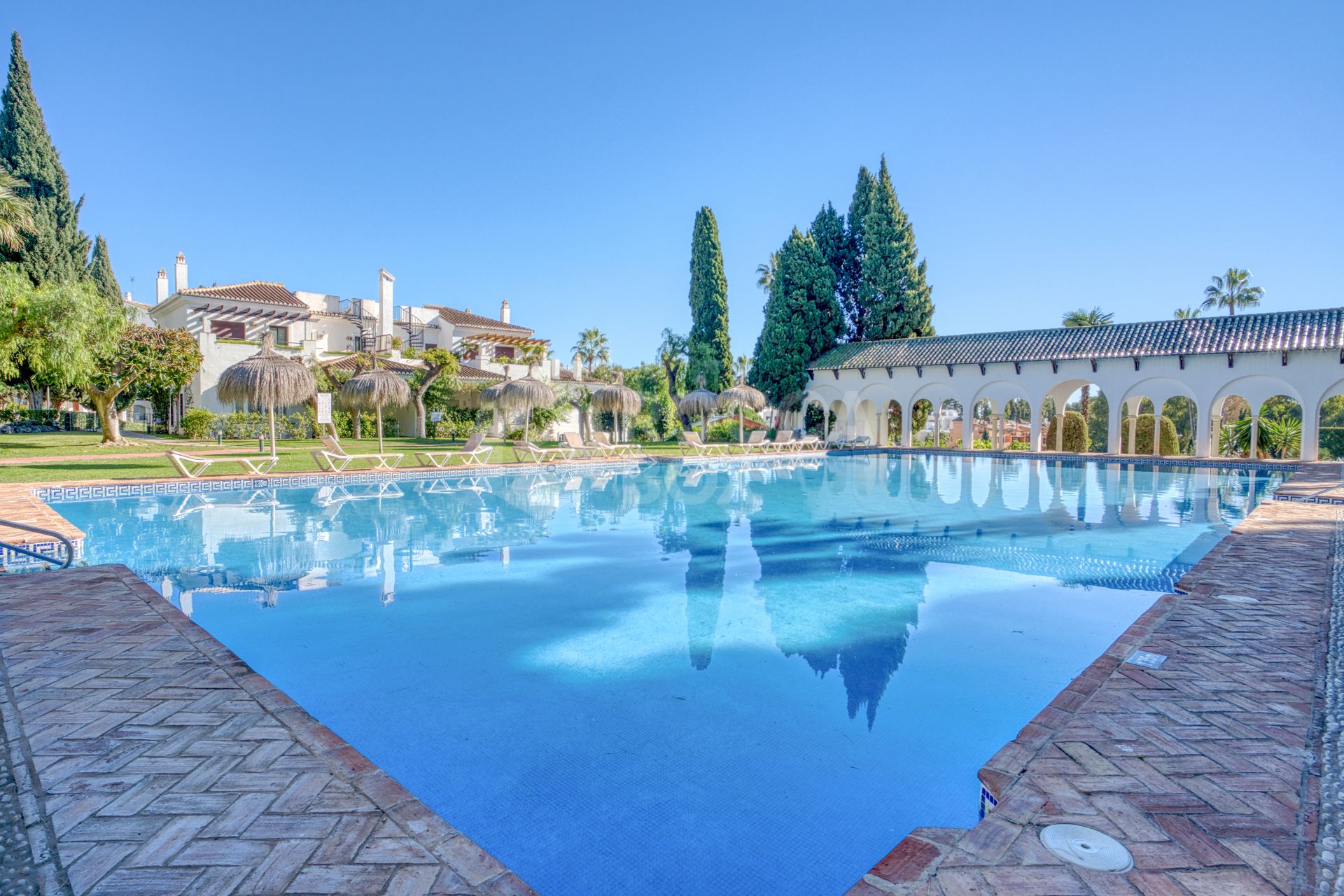 Lovely two bedroom ground floor apartment in the exceptional gated community of Señorio de Marbella, on Marbella´s Golden Mile