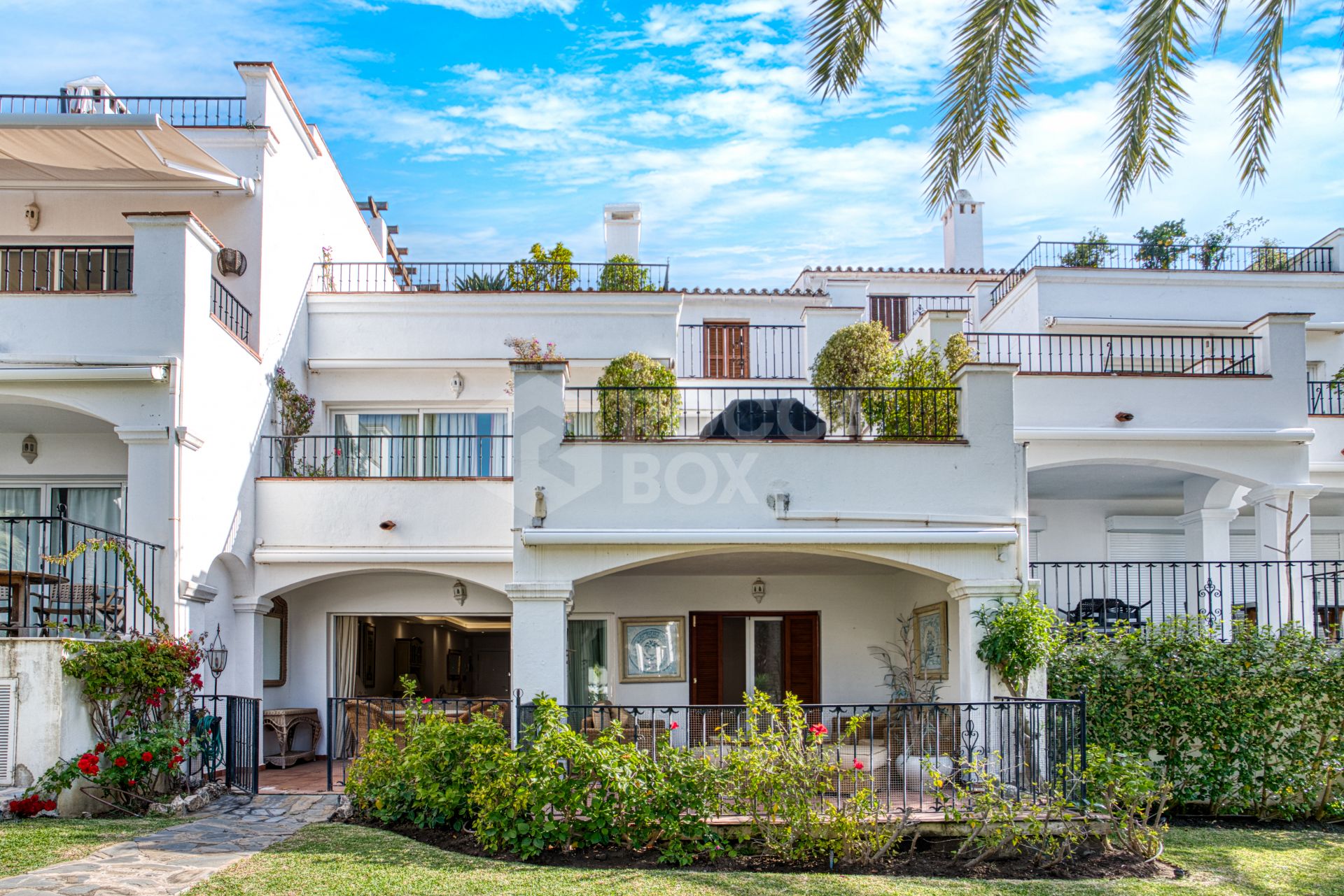 Lovely two bedroom ground floor apartment in the exceptional gated community of Señorio de Marbella, on Marbella´s Golden Mile