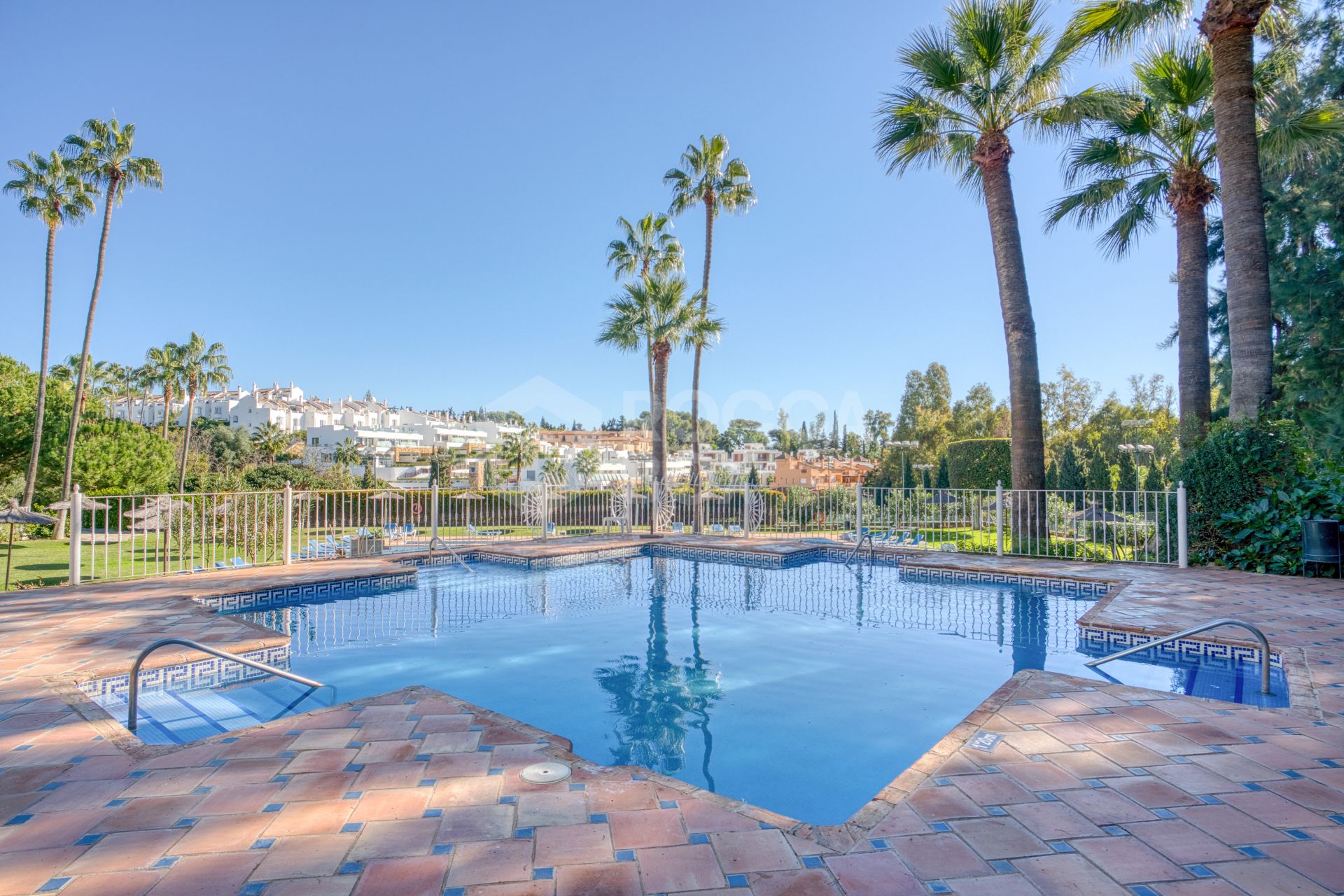 Lovely two bedroom ground floor apartment in the exceptional gated community of Señorio de Marbella, on Marbella´s Golden Mile