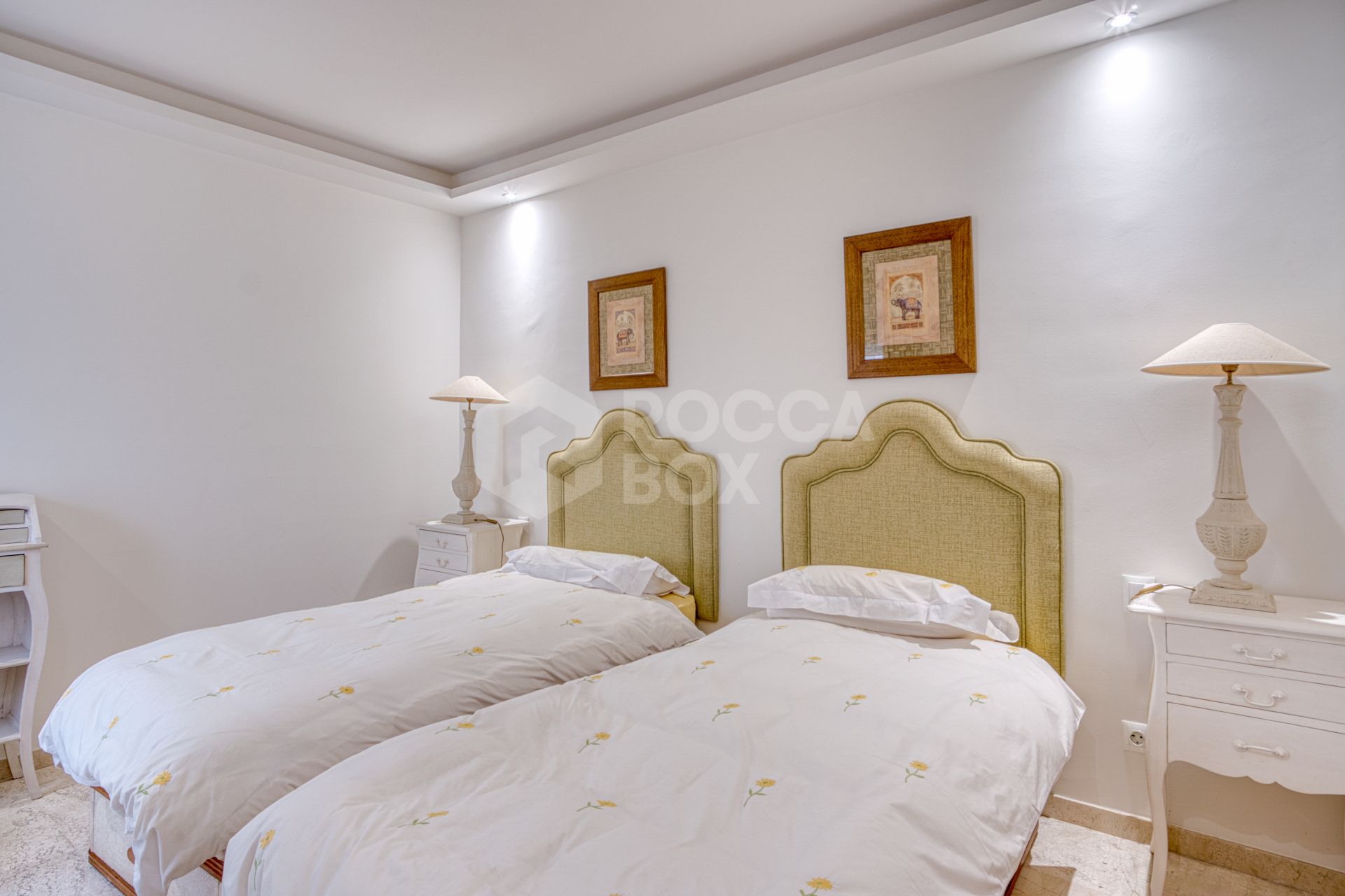 Lovely two bedroom ground floor apartment in the exceptional gated community of Señorio de Marbella, on Marbella´s Golden Mile